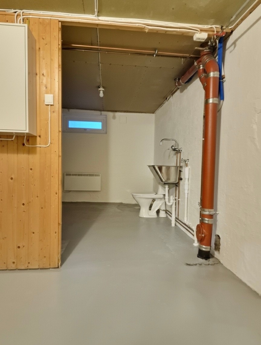 Praktisk vaskerom i kjeller med opplegg til vaskemaskin, utslagsvask, toalett og varmtvannstank på ca. 200 liter. Galleribilde