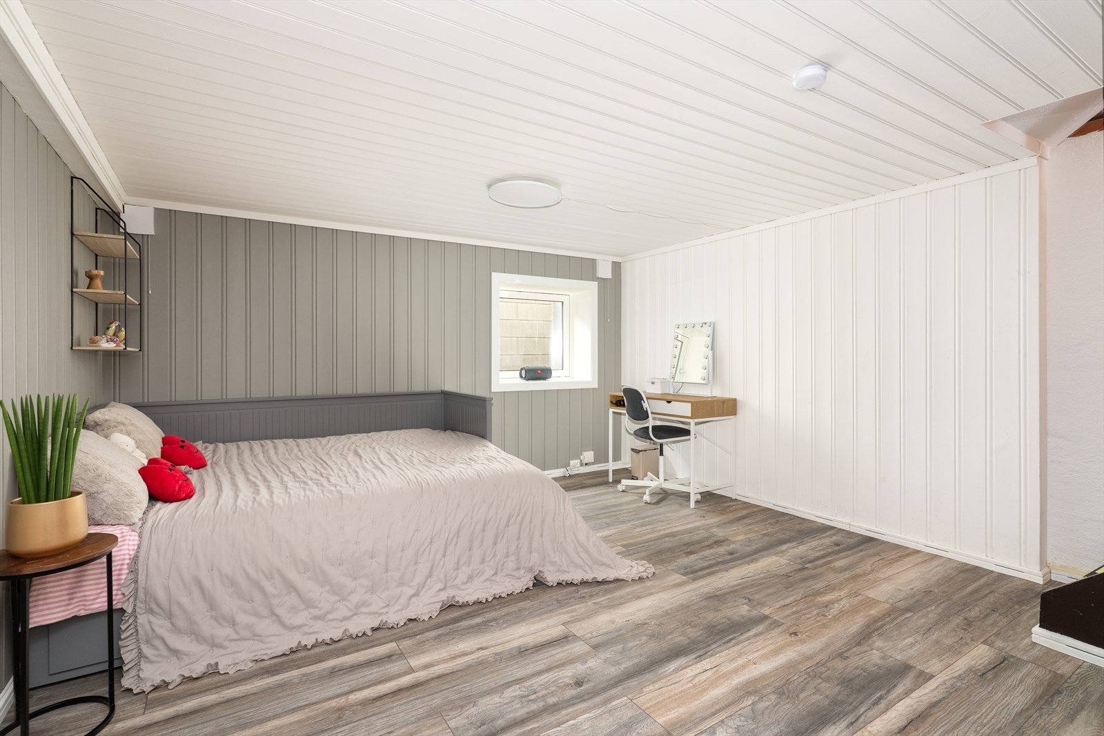 Kjellerstue ble pusset opp i 2024 med blant annet ny laminat på gulv med varmefolie og nytt vindu. Galleribilde