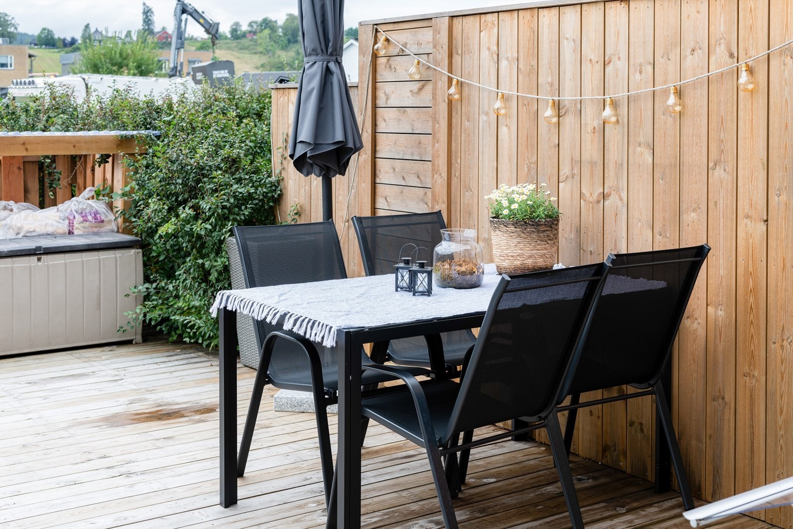 Terrassen har god plass til utemøblement, det er også port ut til borettslagets fellesområde fra terrassen. Galleribilde