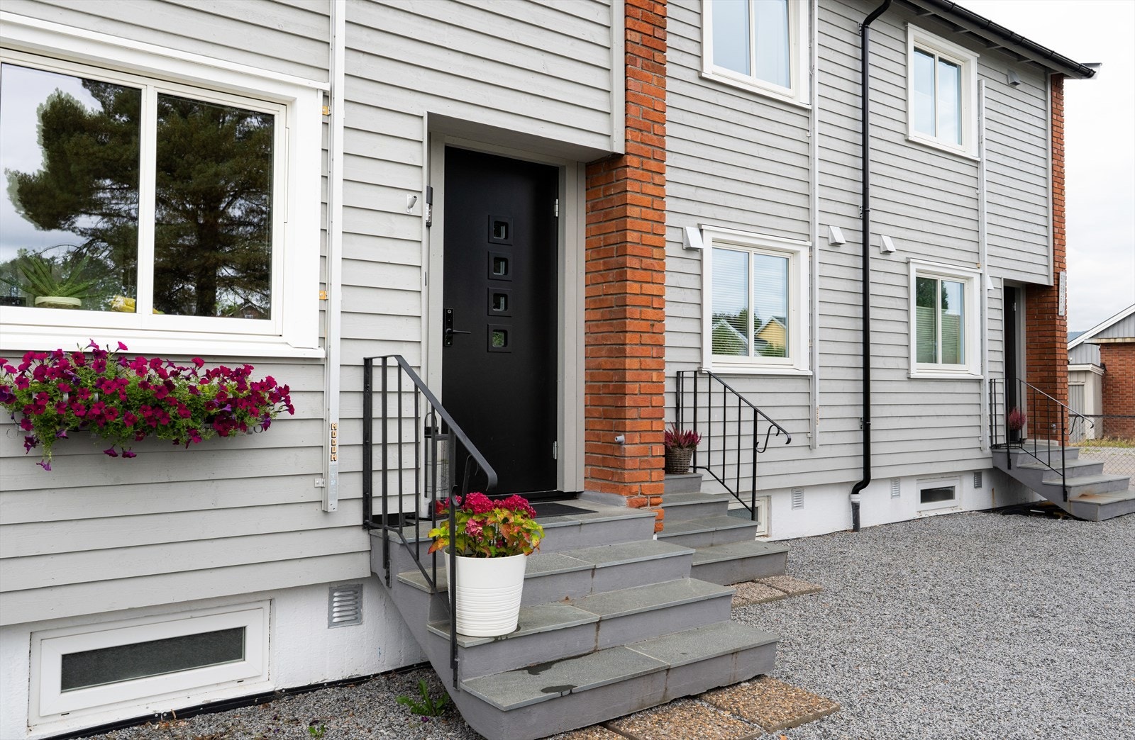 Østvegg er etterisolert, fått ny kledning og ny inngangsdør i regi av borettslaget i 2025. Galleribilde