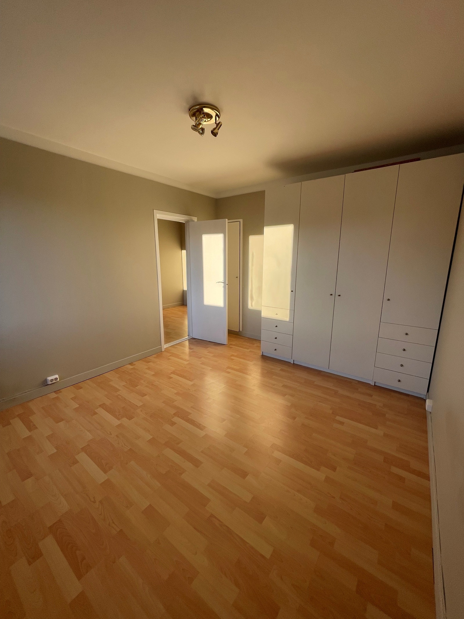 Stor garderobe og bod på soverom Galleribilde