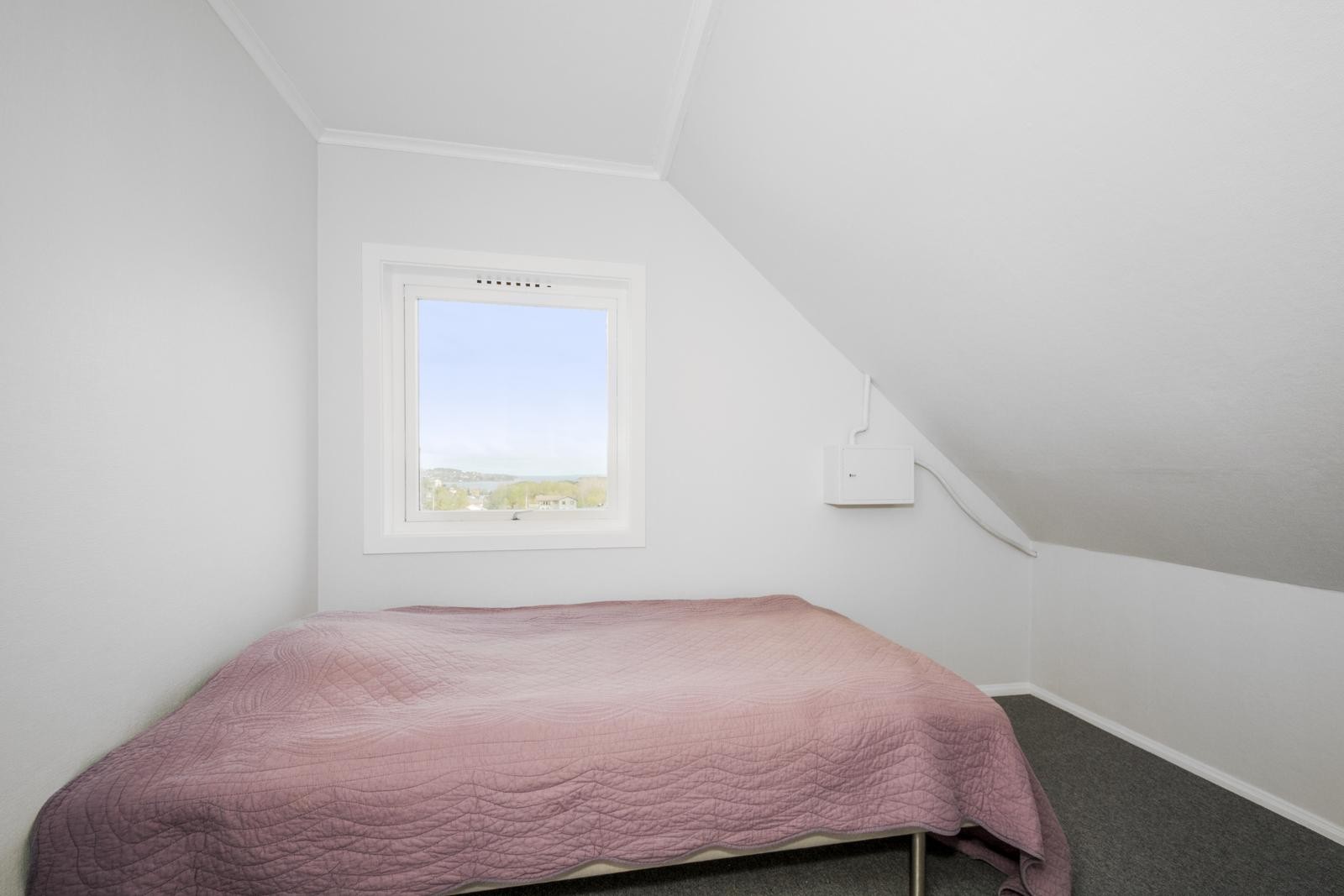 Soverom med teppe på gulvet Galleribilde