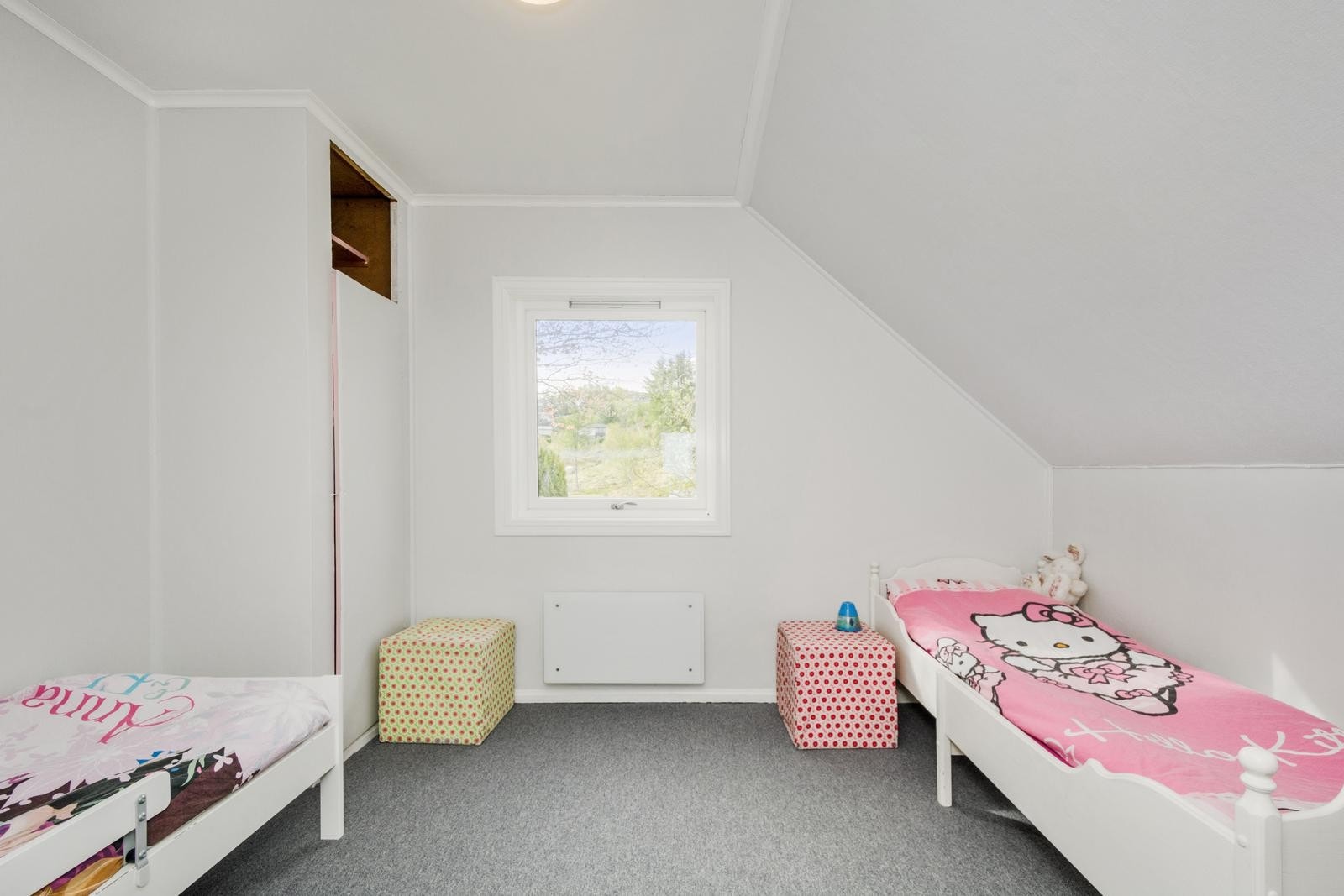 Soverom med teppe på gulvet Galleribilde