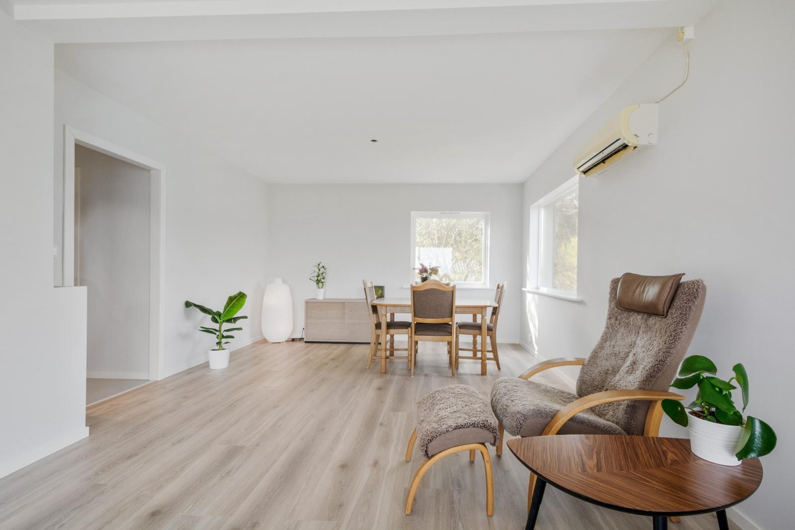 Lys stue med gode vindusflater Galleribilde