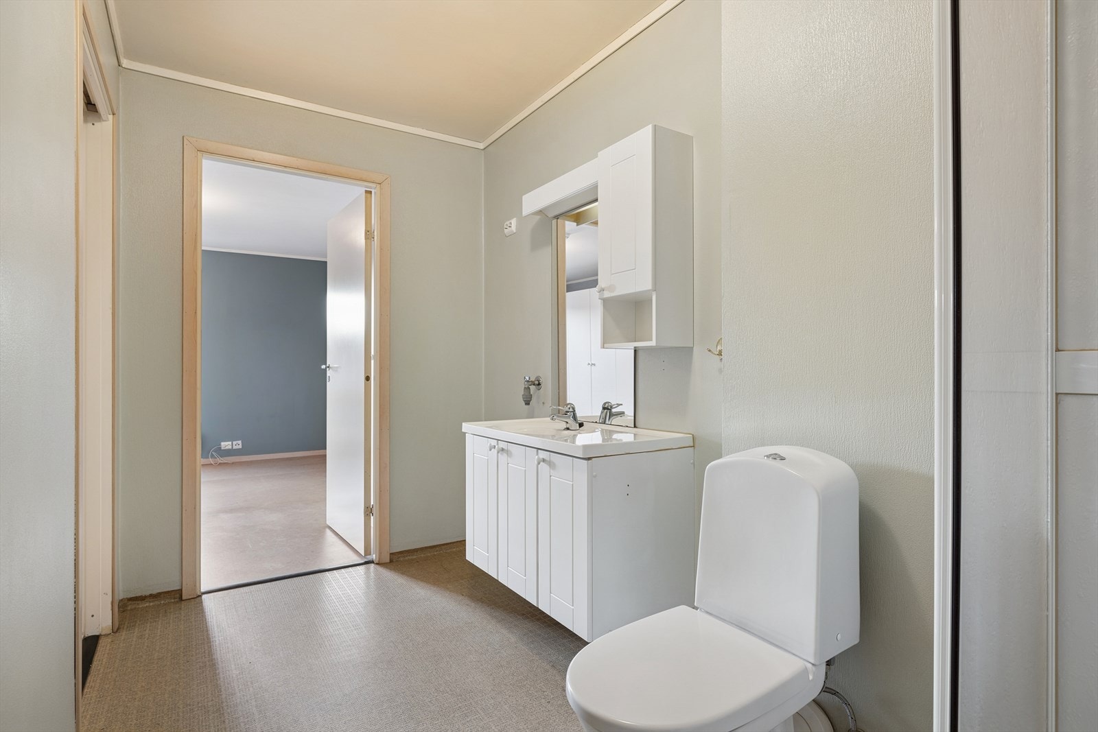 Våtromstapet på vegger og vinylbelegg på gulv. Galleribilde