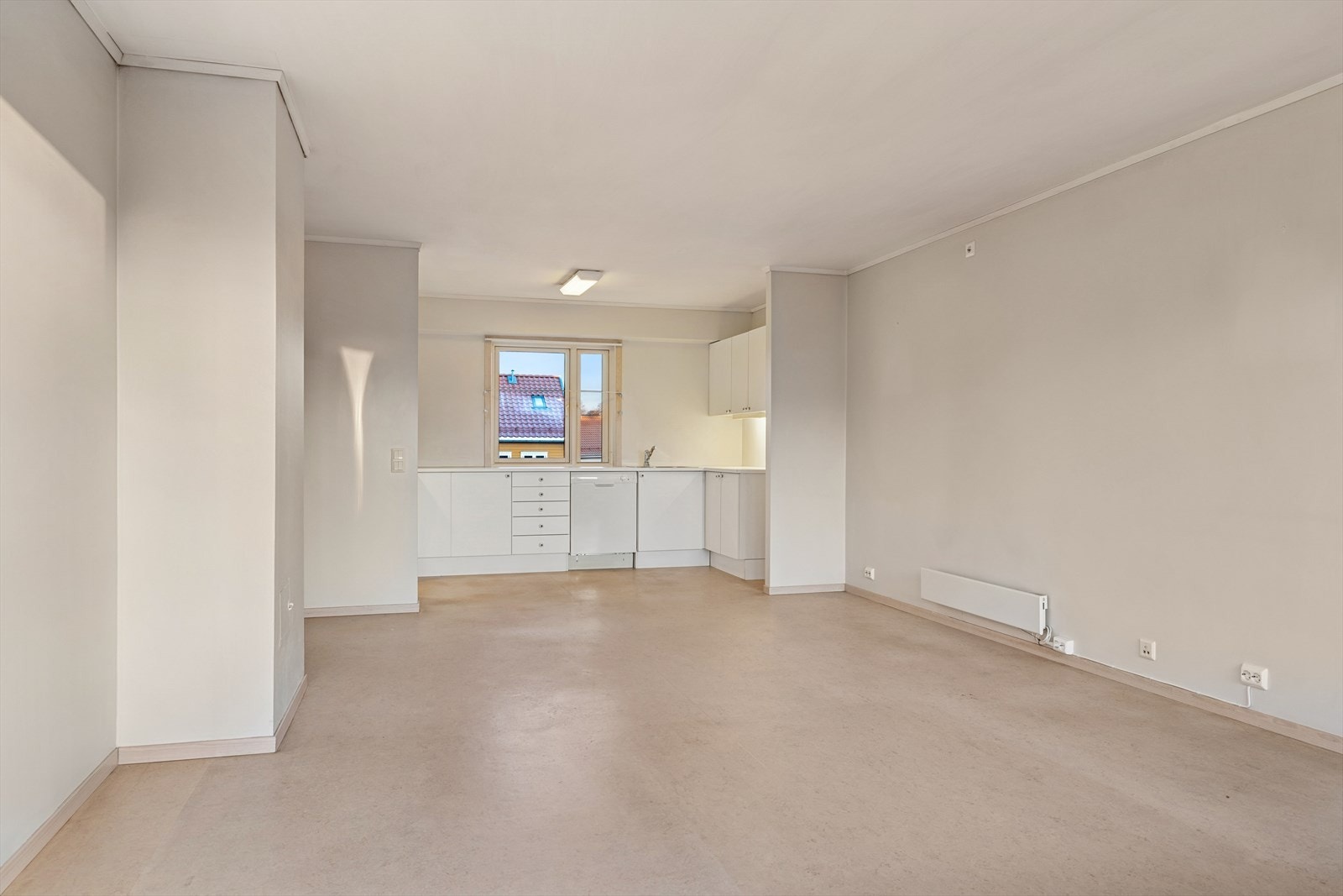 Leiligheten har slette malte vegger og belegg på gulvene. Galleribilde