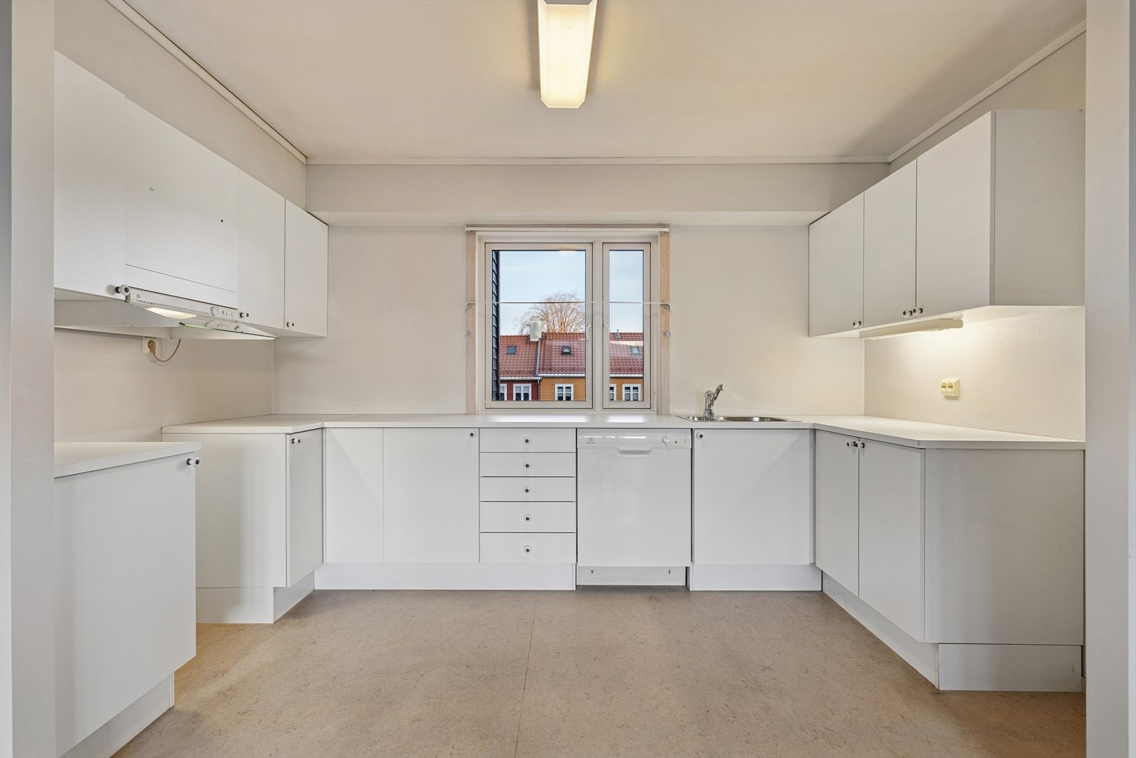 Kjøkkenet har malte glatte fronter og laminert benkeplate. Galleribilde