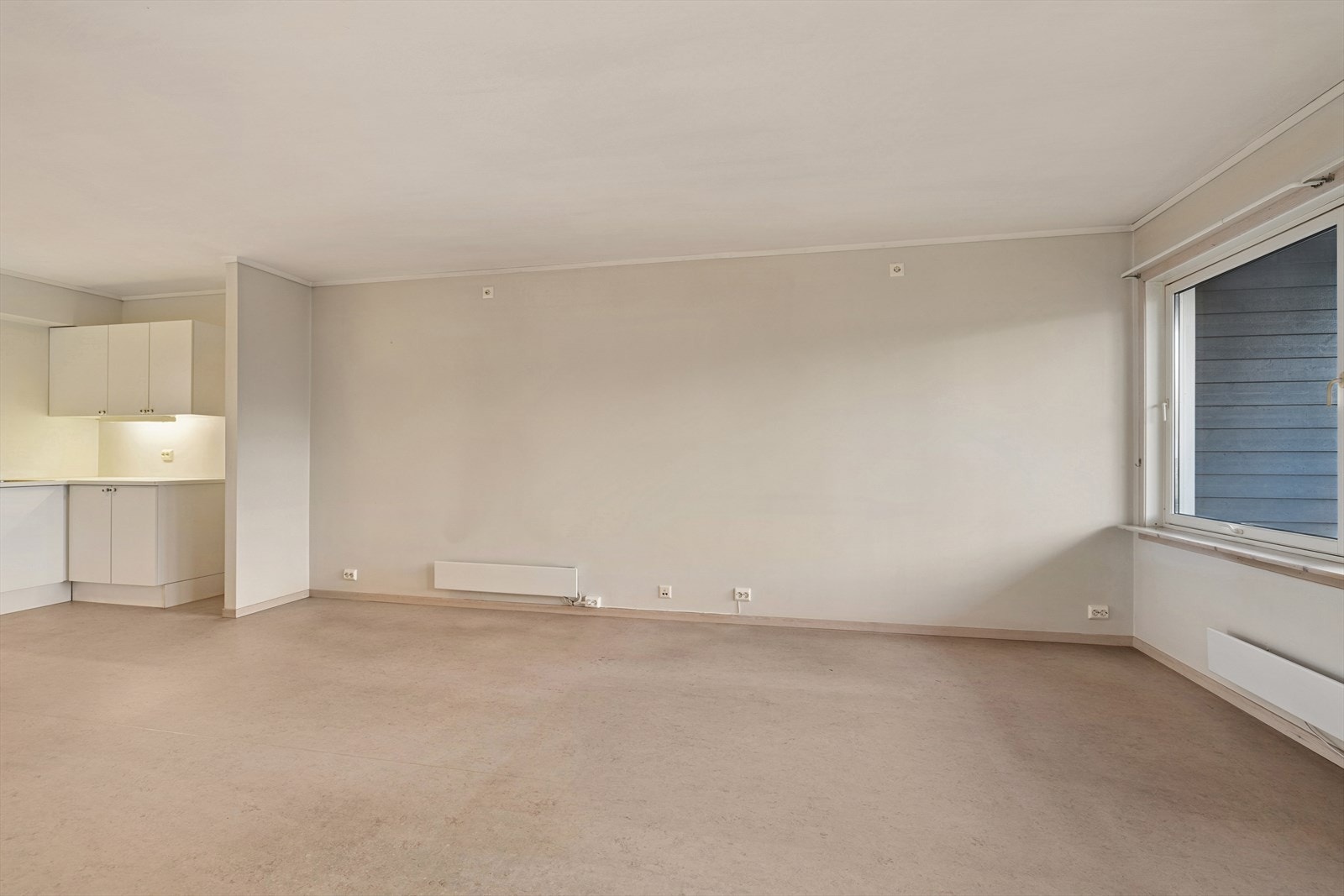 Her er god plass til både spisestue og romslig sofagruppe. Galleribilde