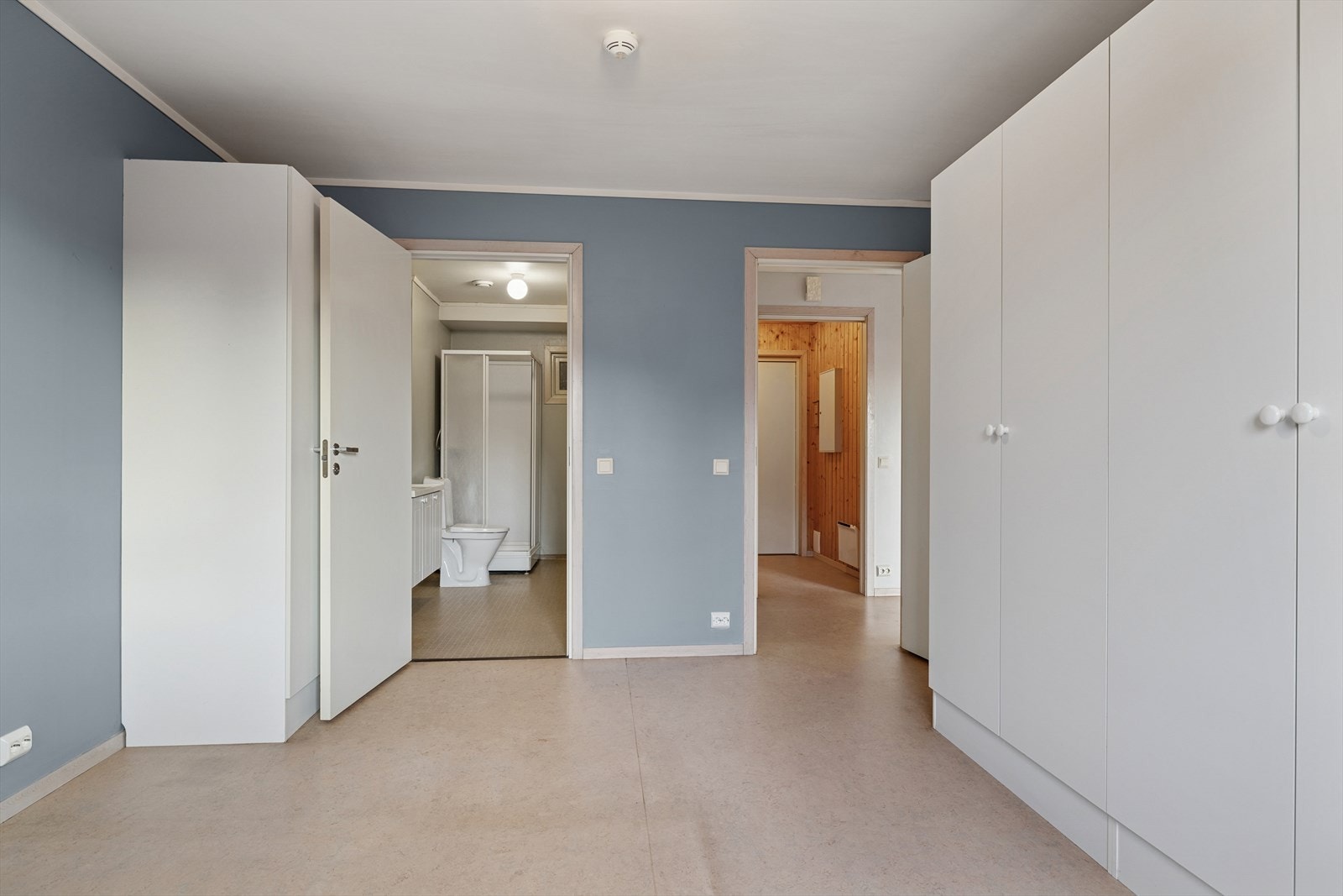 Direkte tilgang til baderom fra soverommet gir praktisk bruk. Galleribilde