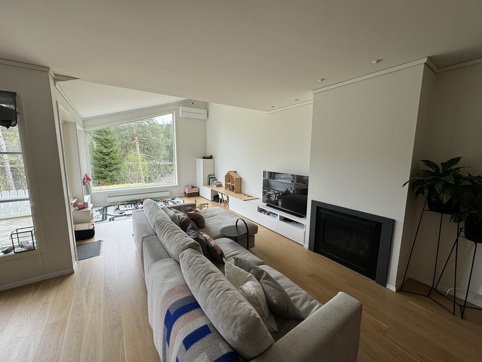 Stue med peis og utgang til platting og hage. Galleribilde