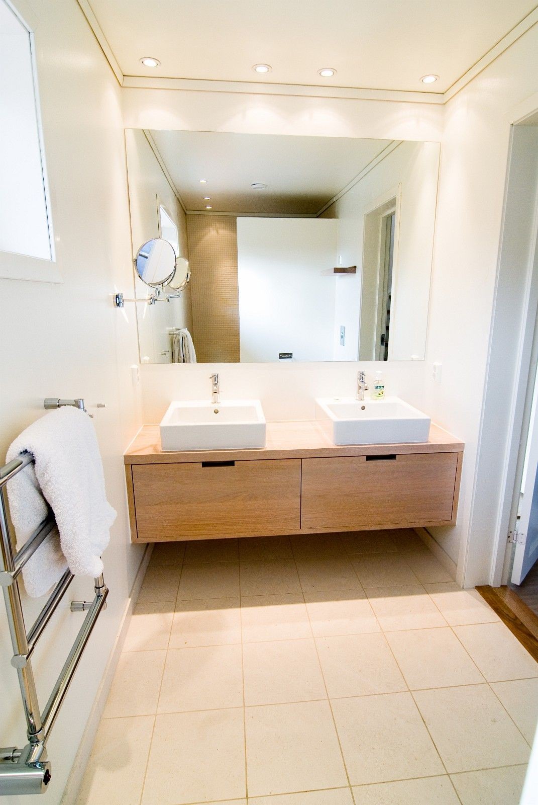 Hovedbadrom i annen etasje. Regnfallsdusj. Galleribilde