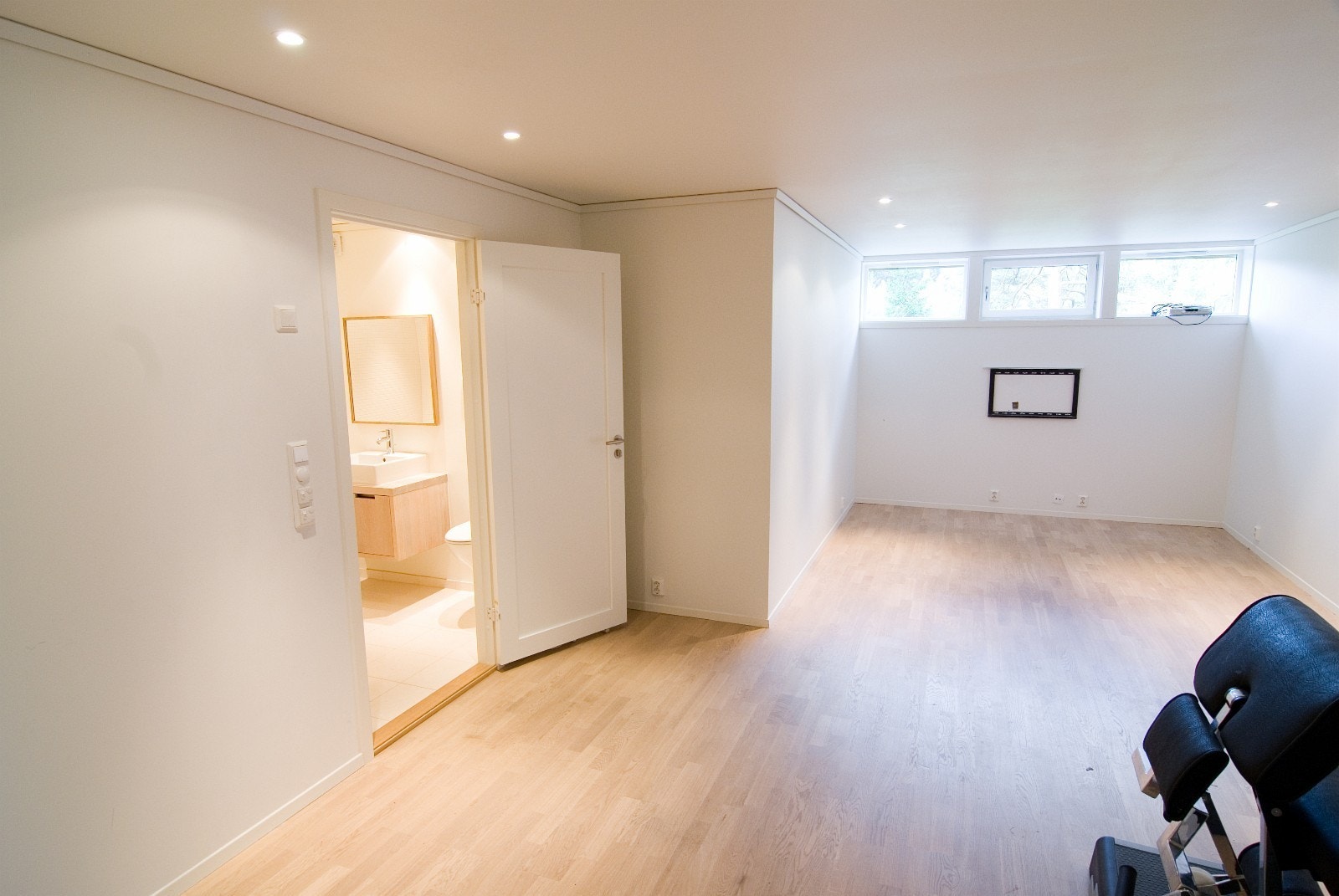 Stue i underetasje. Baderom med baderkar og badstue er tilknyttet denne delen. Galleribilde