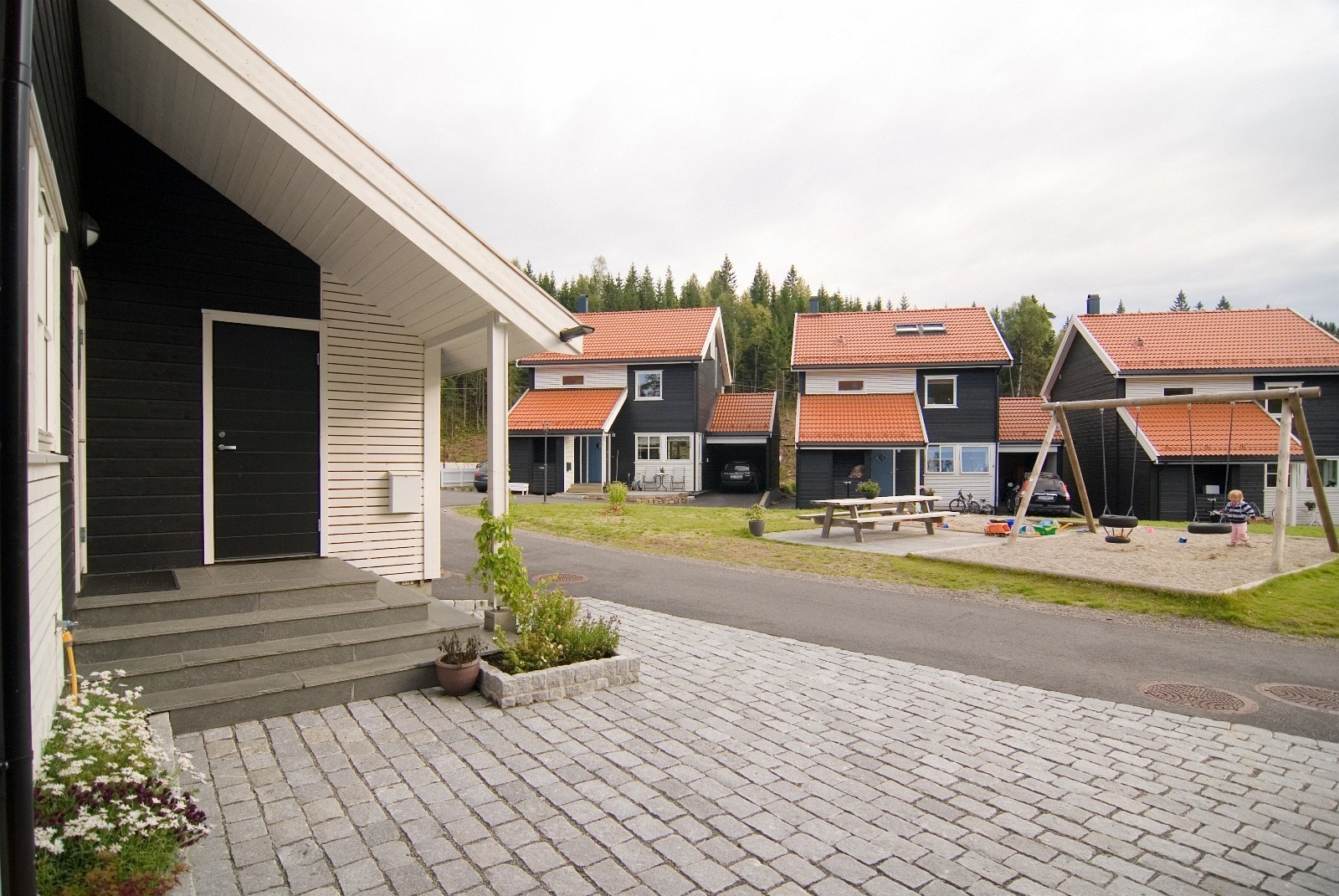 Boligen har en smart og god utebod i tilknytting til inngangsparti Galleribilde