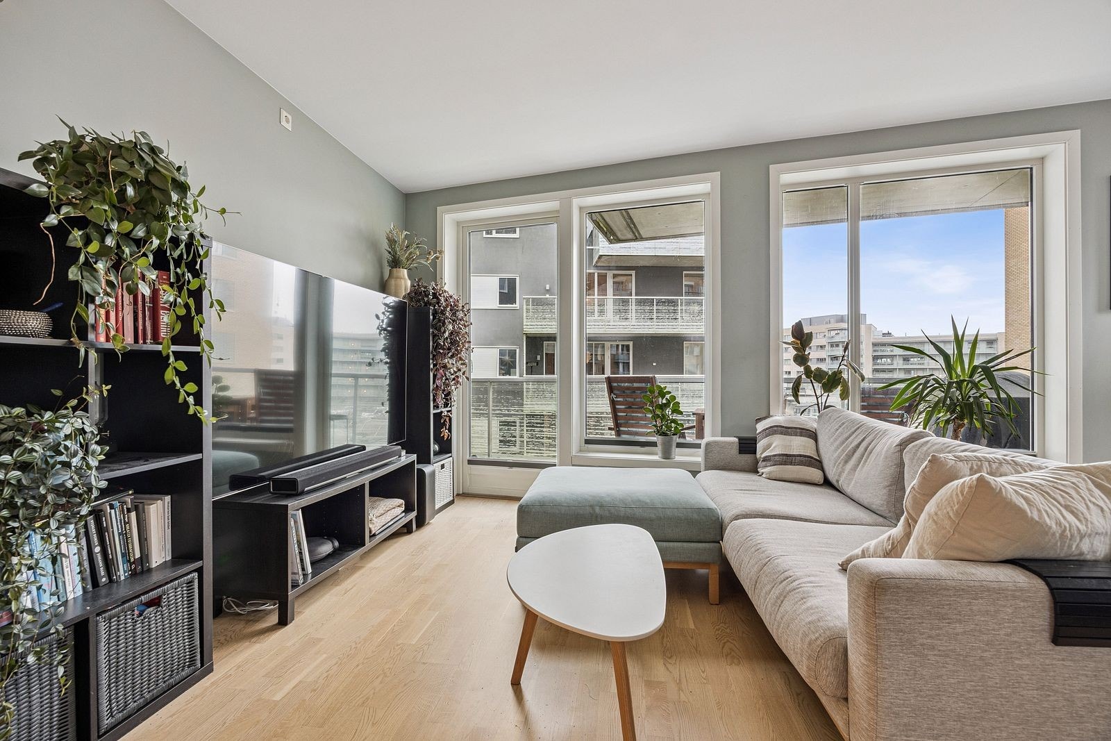 Stue med utgang til balkong. Galleribilde