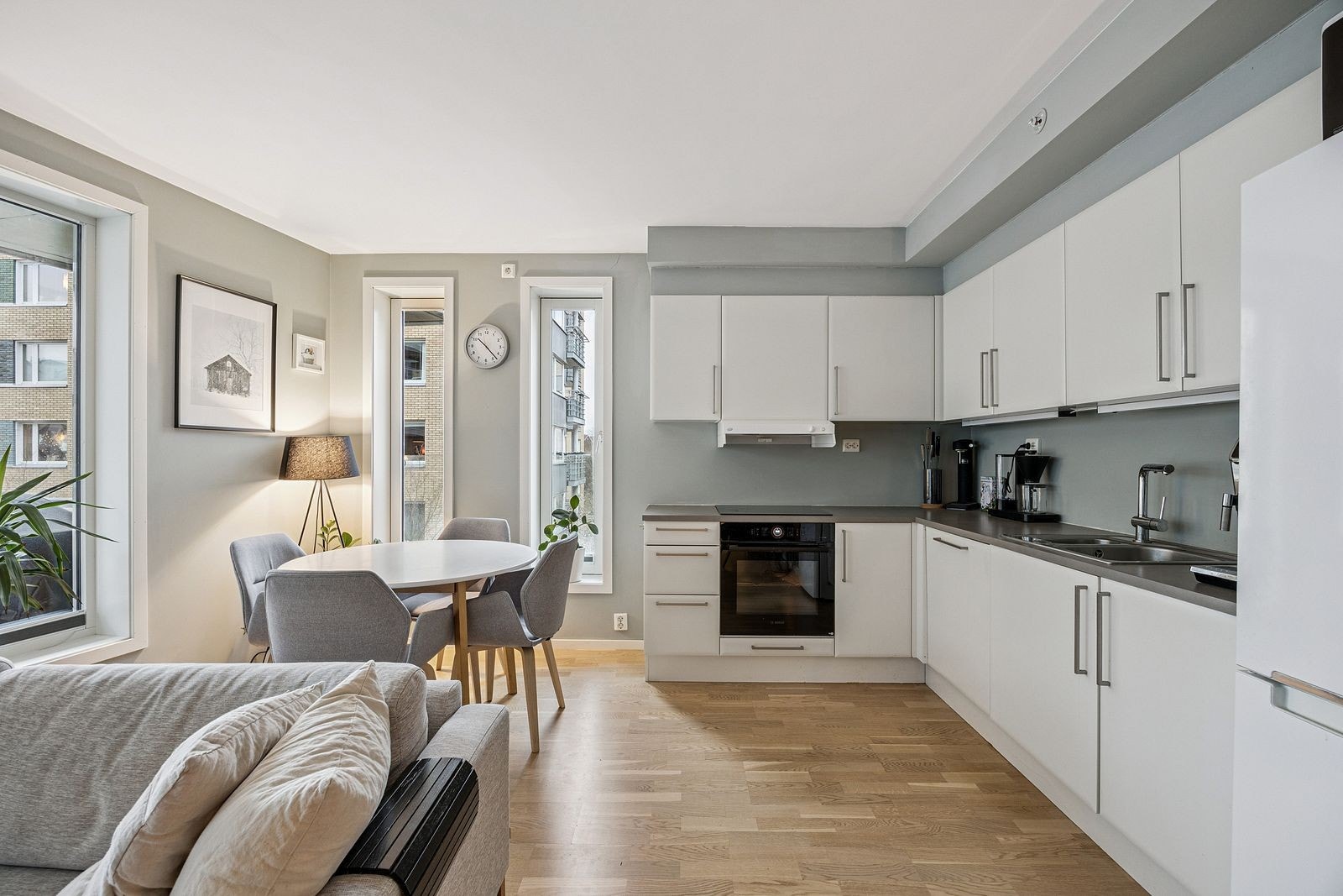 Åpen stue/kjøkkenløsning- Møbler følger. Galleribilde