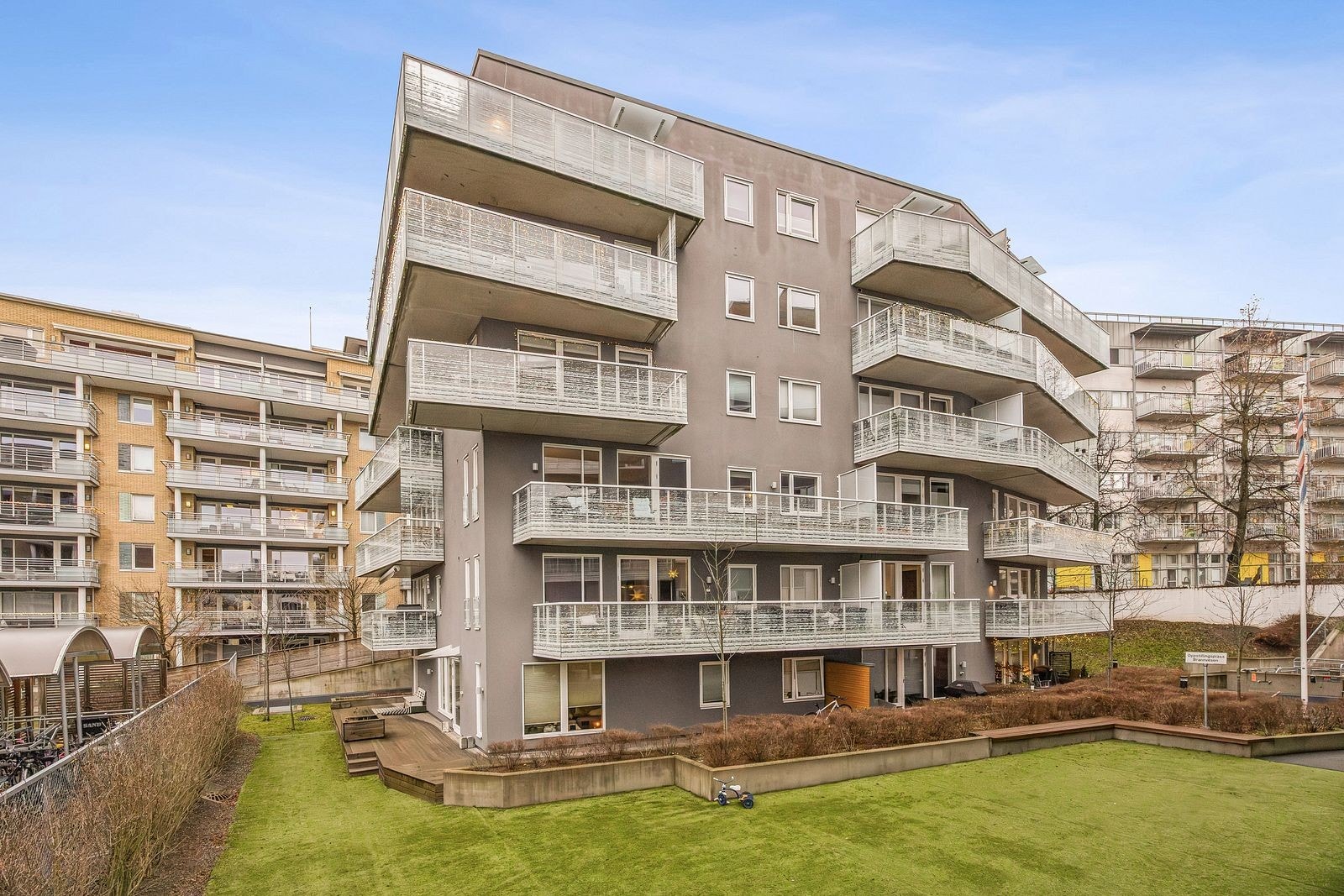 Fasade- leiligheten ligger på hjørne i 3 etg. Galleribilde