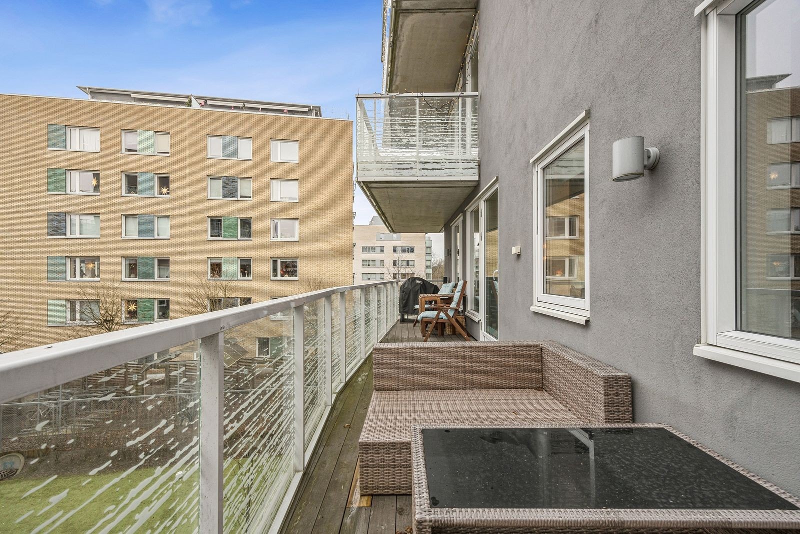 Stor balkong med ettermiddagssol. Galleribilde