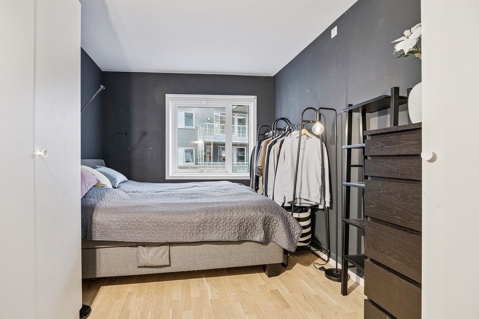 Hovedsoverom med skap og god plass til dobbeltseng. Galleribilde