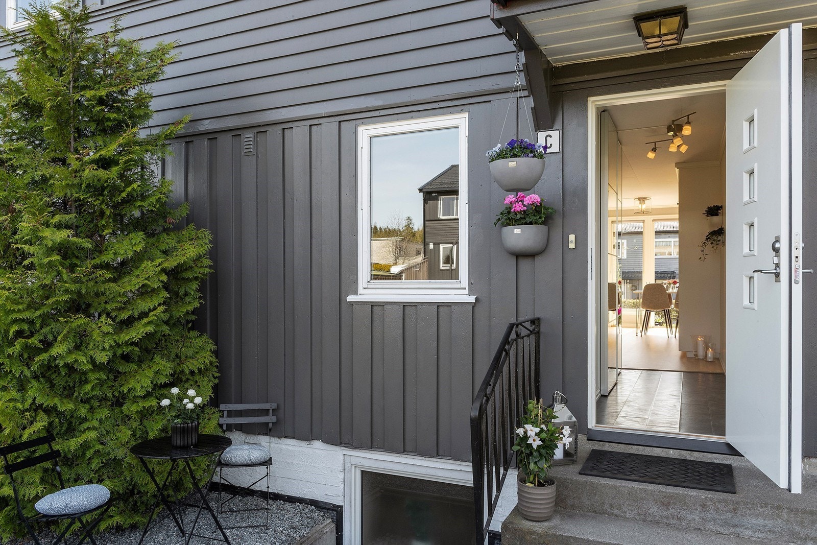 Koselig inngangsparti med plass til cafébord og stoler Galleribilde