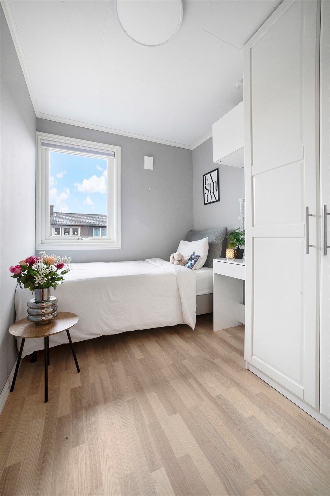 Garderobeskap på to av soverommene i 2. etasje Galleribilde