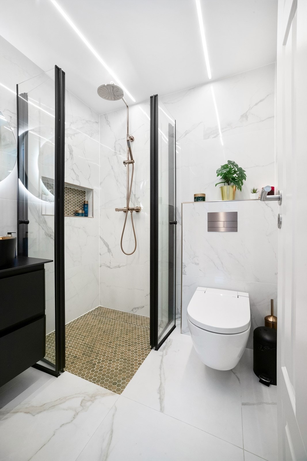 Delikat, flislagt bad fra 2024 med varmekabler Galleribilde