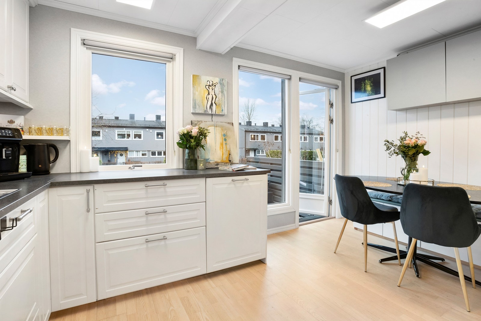 Fra kjøkkenet er det terrassedør ut til markterrasse på ca. 29 kvm. Galleribilde