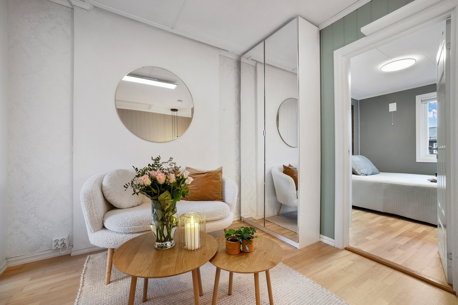 Rommet har plass til sofa, bord, TV og tilhørende møblement Galleribilde