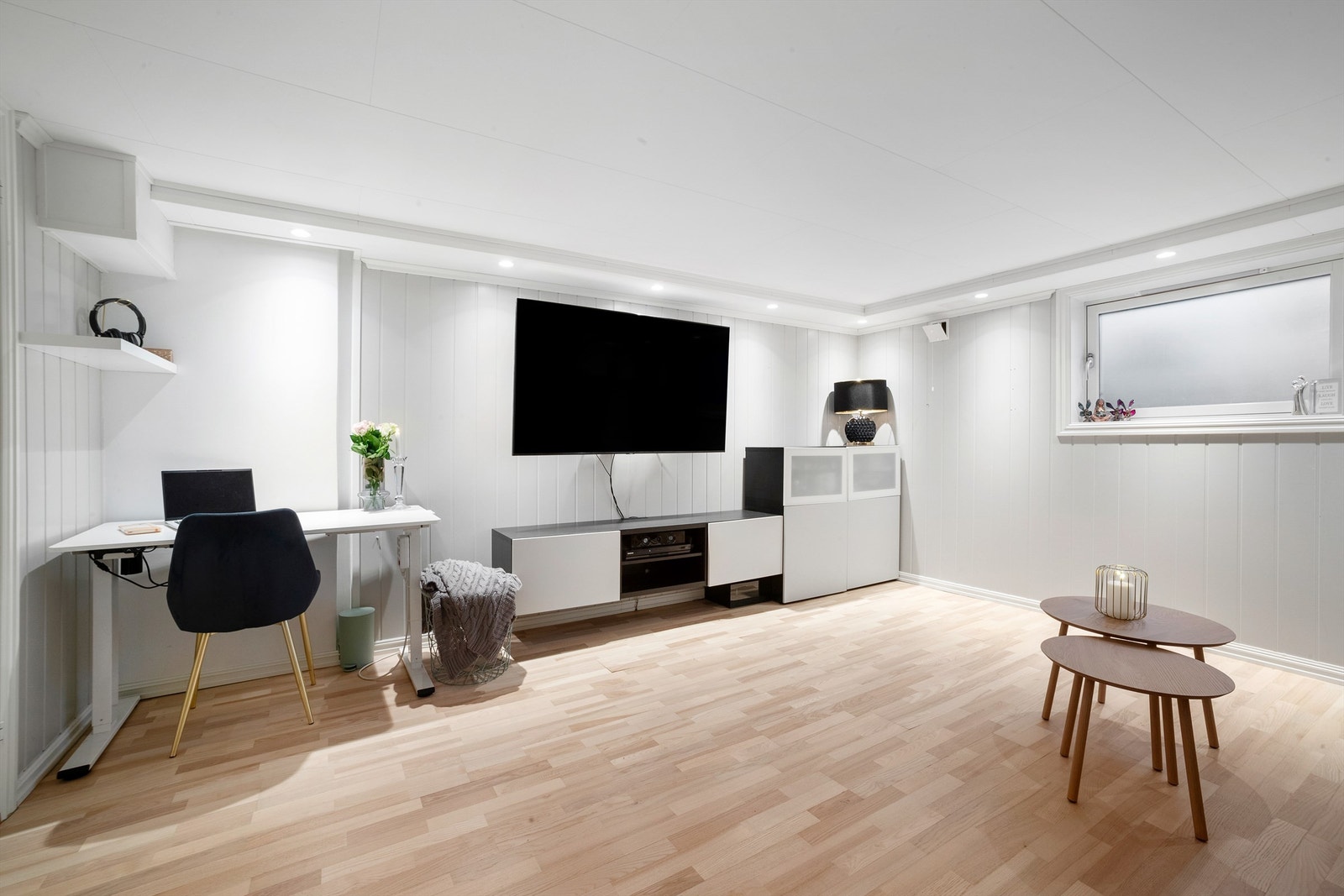 Nedsenket del av himling, med downlights som gir god belysning Galleribilde