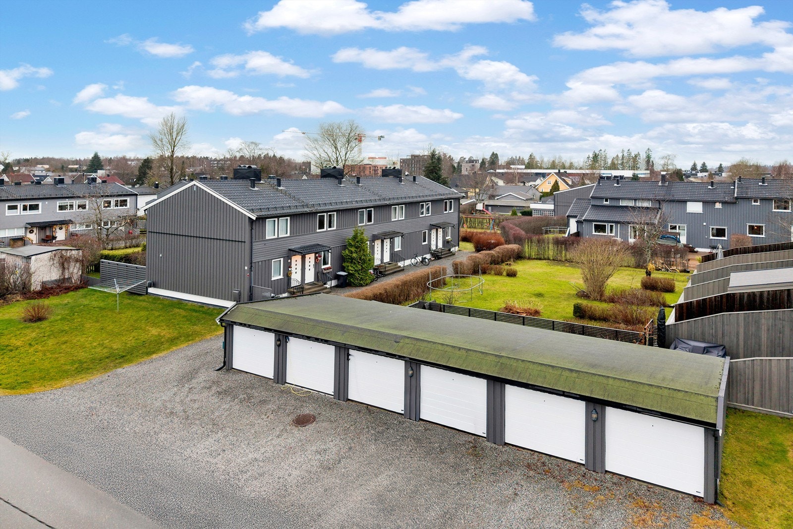 Boligen disponerer en garasjeplass i garasjerekke Galleribilde