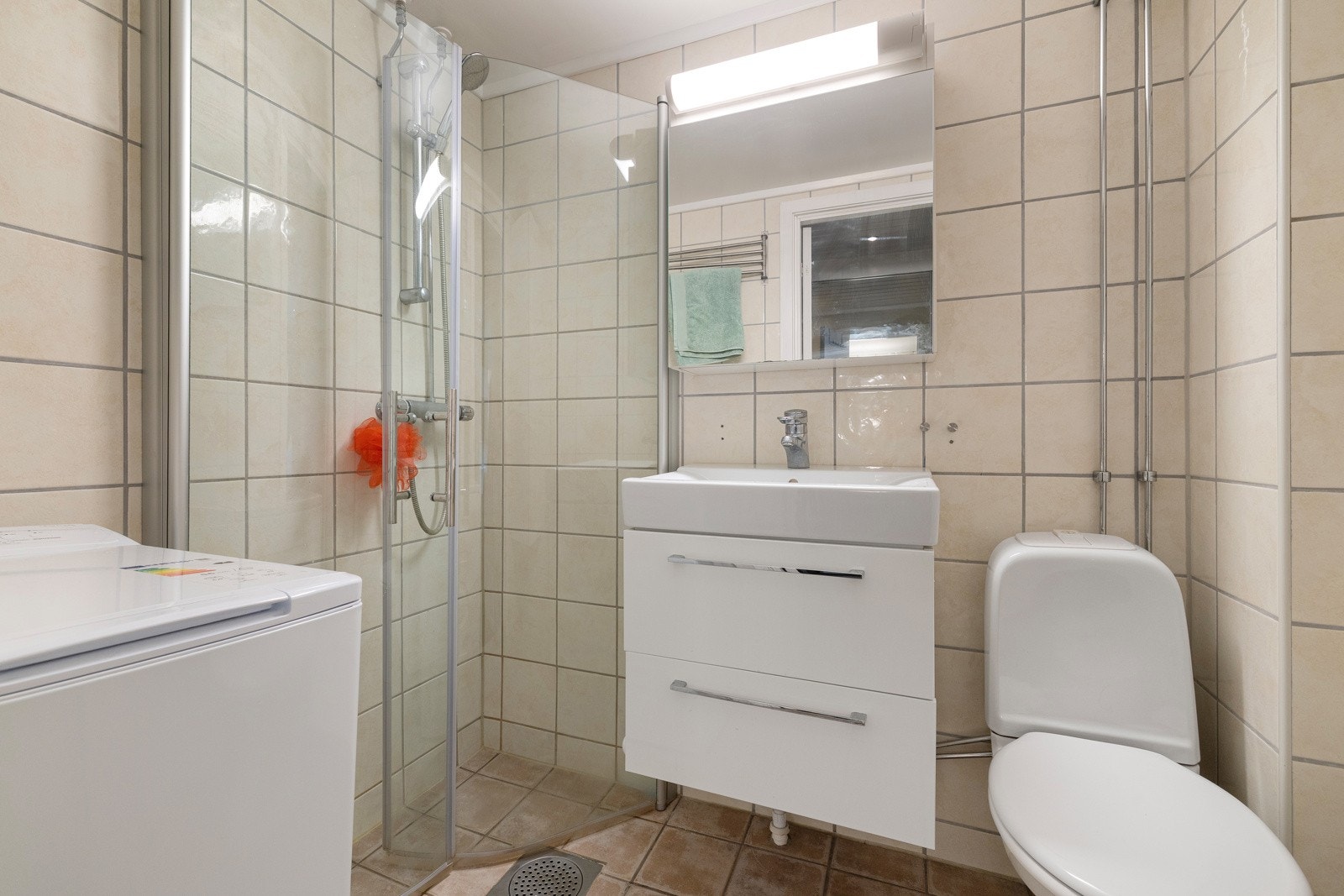 Flott bad med flislagte gulv og vegger, og varmekabler i gulv. Galleribilde