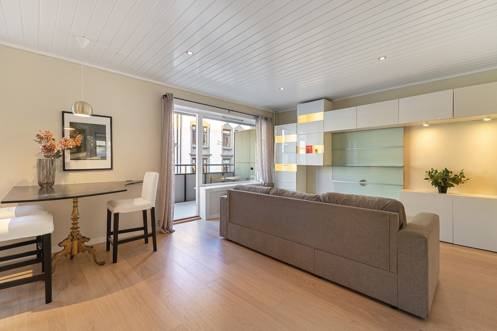 Stuen har god plass til både sofagruppe og spiseplass, samt rikelig med oppbevaringsløsninger langs vegg. Galleribilde