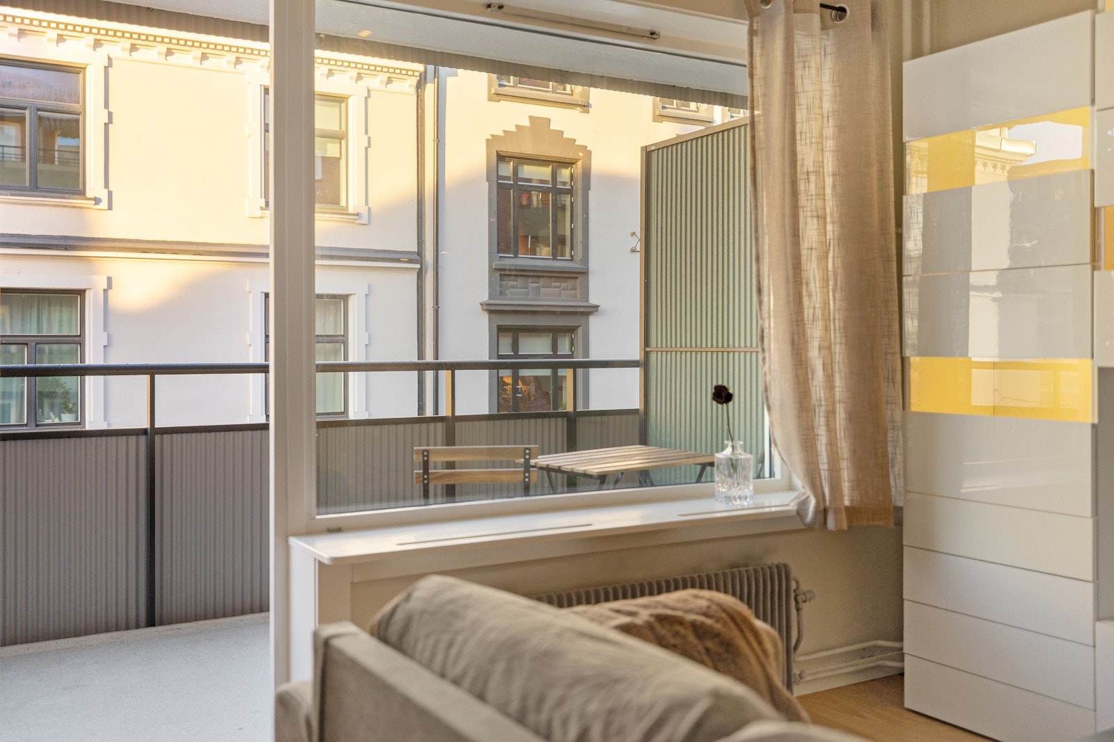 Store vindusflater gir rikelig med naturlig lys, og det er direkte utgang til balkong som forlenger oppholdsarealet i sommerhalvåret. Galleribilde