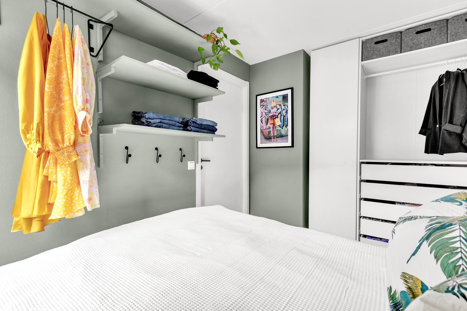 Rommet er innredet med en praktisk garderobeløsning. Galleribilde