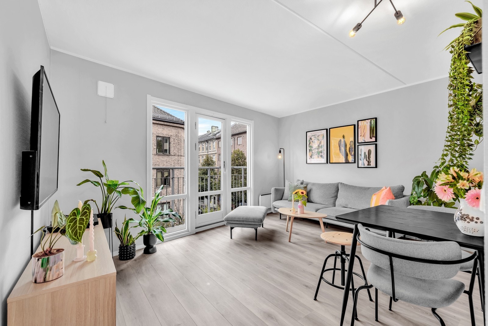 Pen og lys stue med store vindusflater. Galleribilde