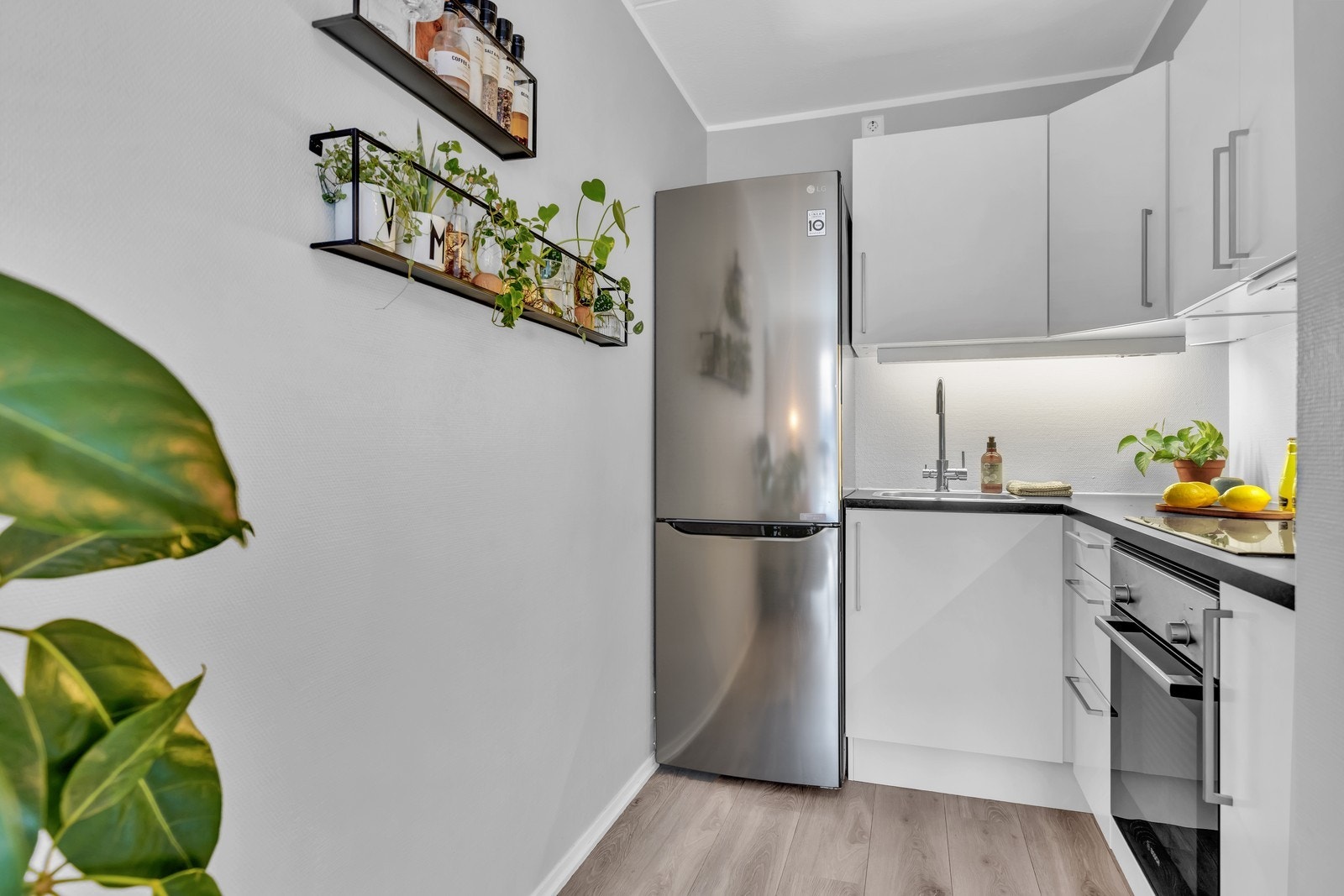 Det er godt med oppbevaringsplass i skuffer og skap. Galleribilde