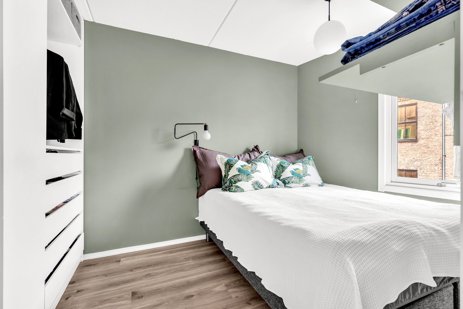 Soverommet er malt i en fin og moderne grønnfarge. Galleribilde