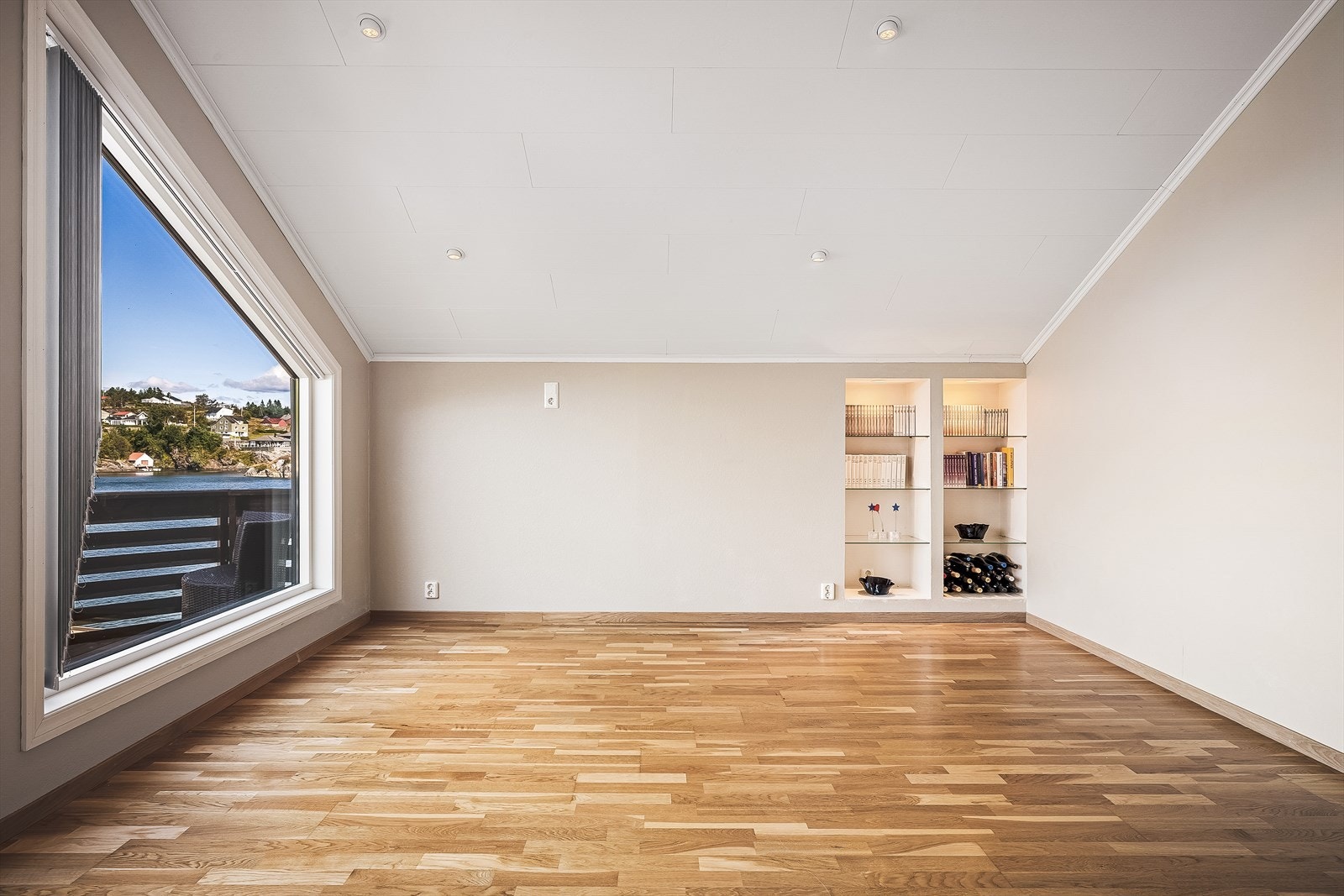 Fra loftstuen er det utgang til en nordvendt altan på 9,6m² Galleribilde