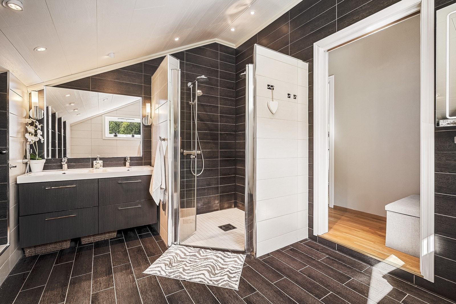 Keramiske fliser på gulv/vegger og takplater i himling. Innfelte spotlights i himling Galleribilde