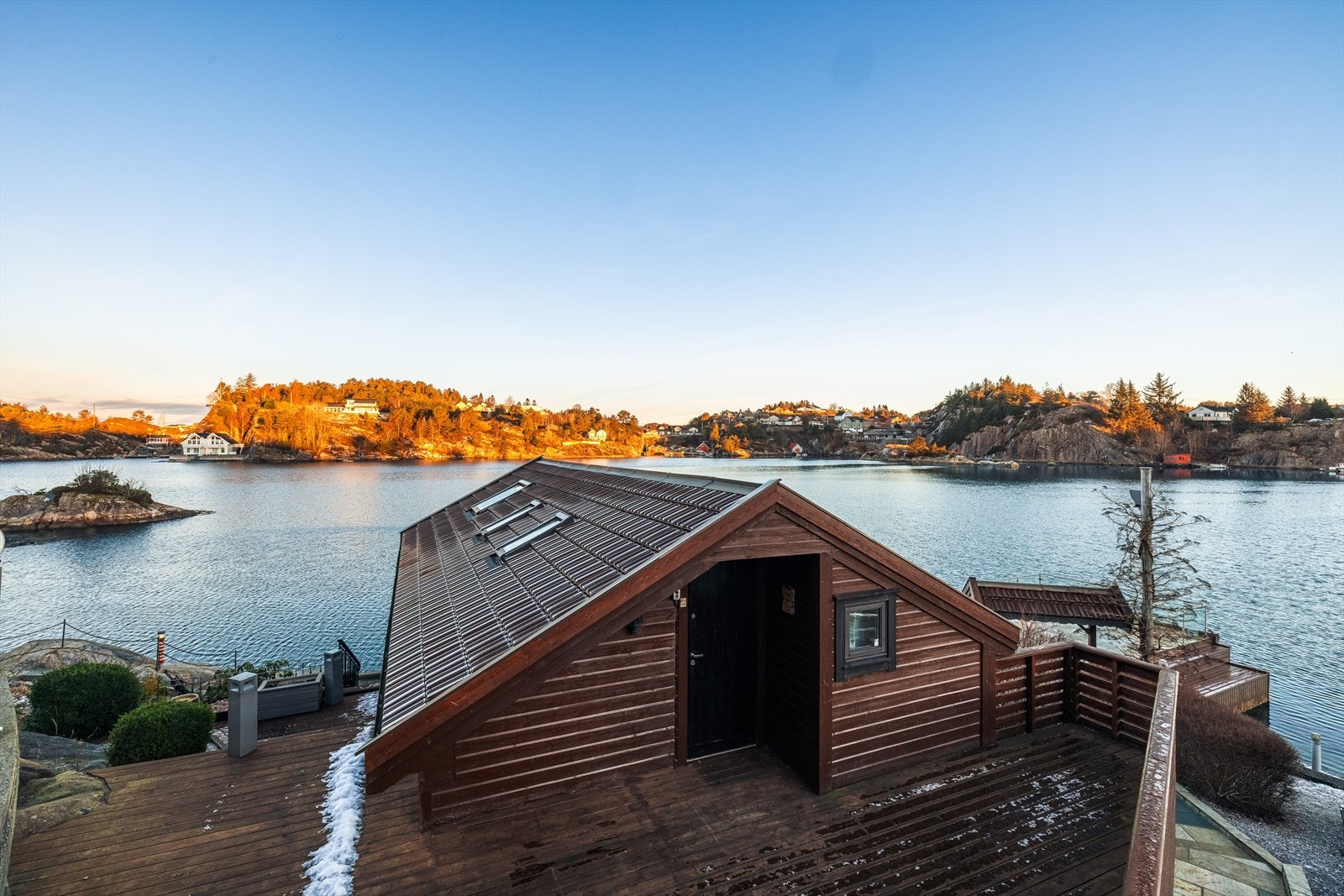 Videre inn til innredet naust med elektrisk vinsj Galleribilde