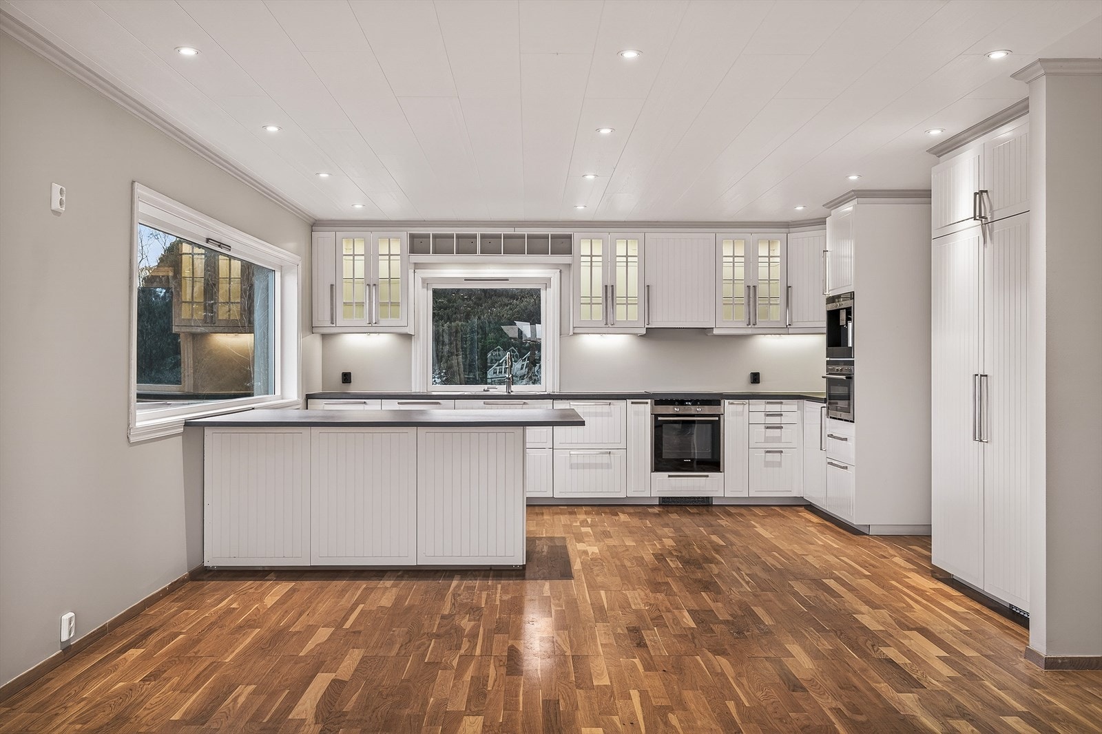 Kjøkkenet har en praktisk øy Galleribilde