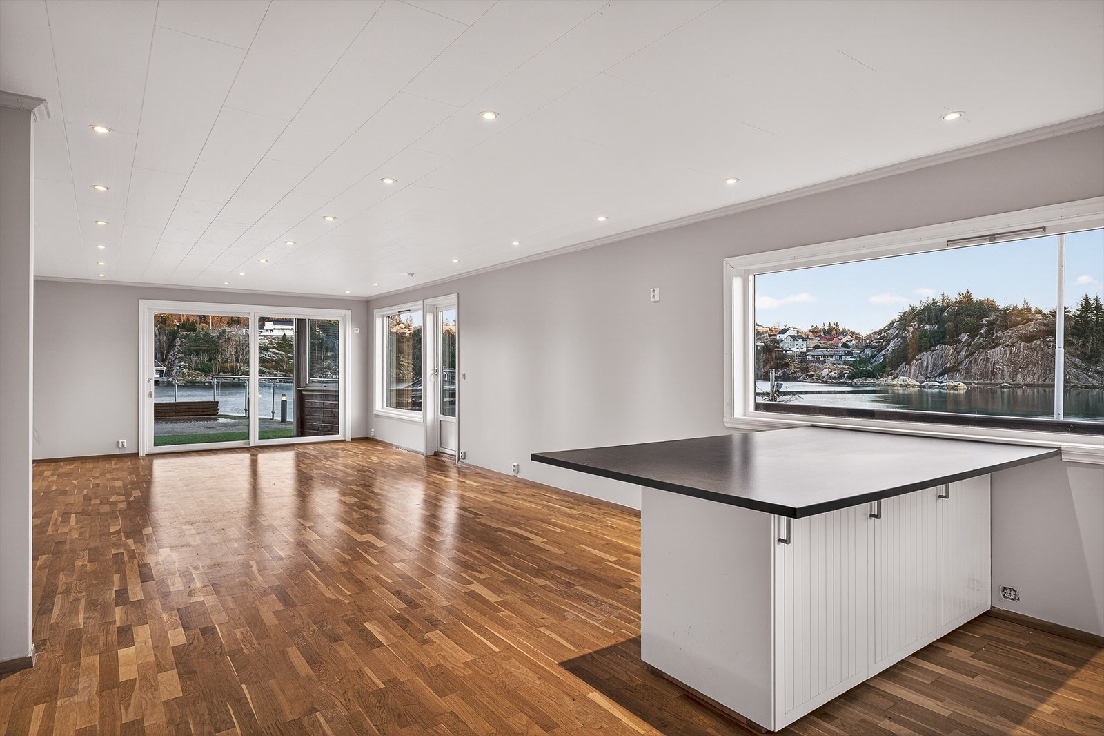 Fantastisk utsikt fra stue/kjøkken med store vinduer som gir rikelig med lysinnslipp Galleribilde