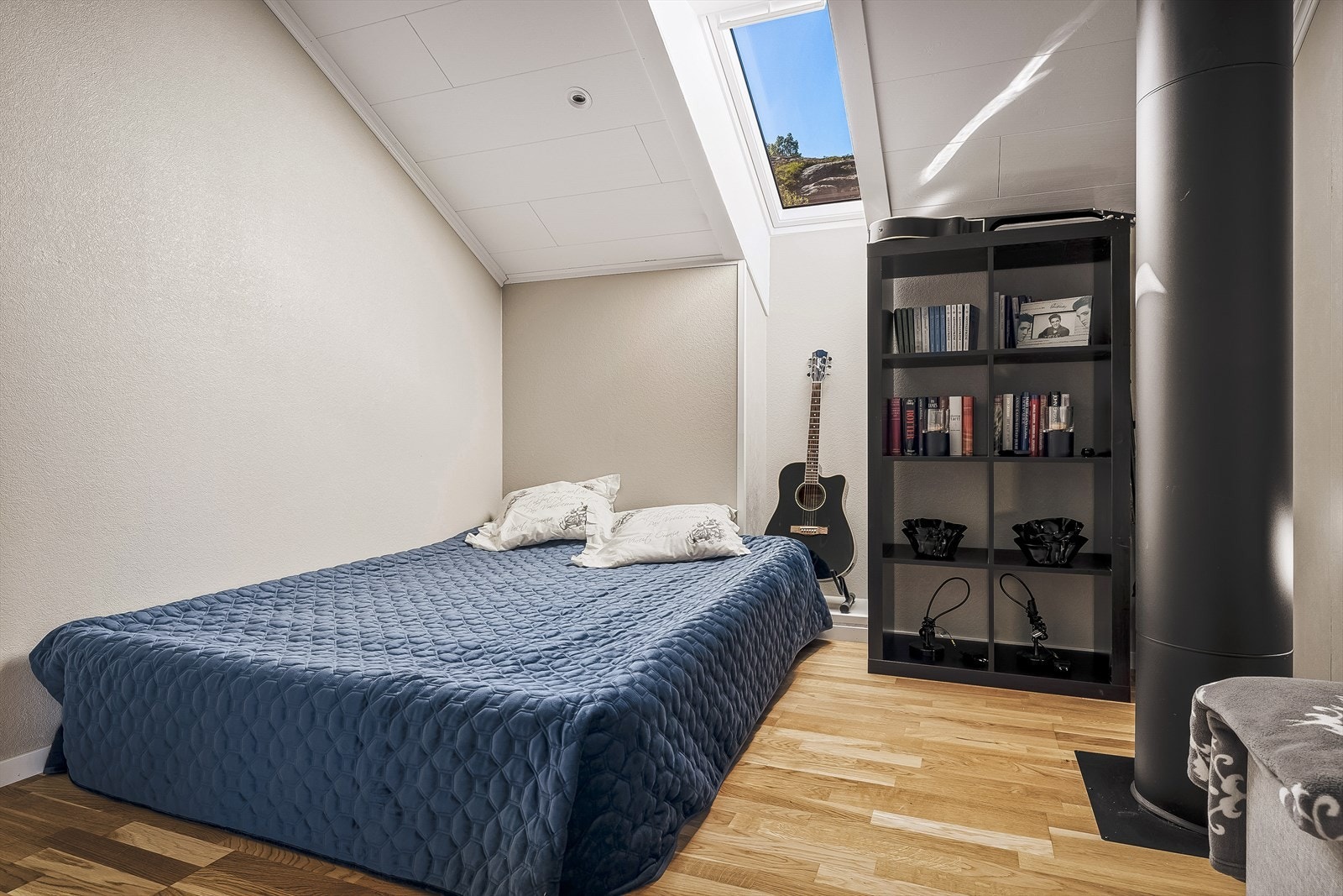 Plass til seng garderobeskap og/eller annet soveromsmøblement Galleribilde