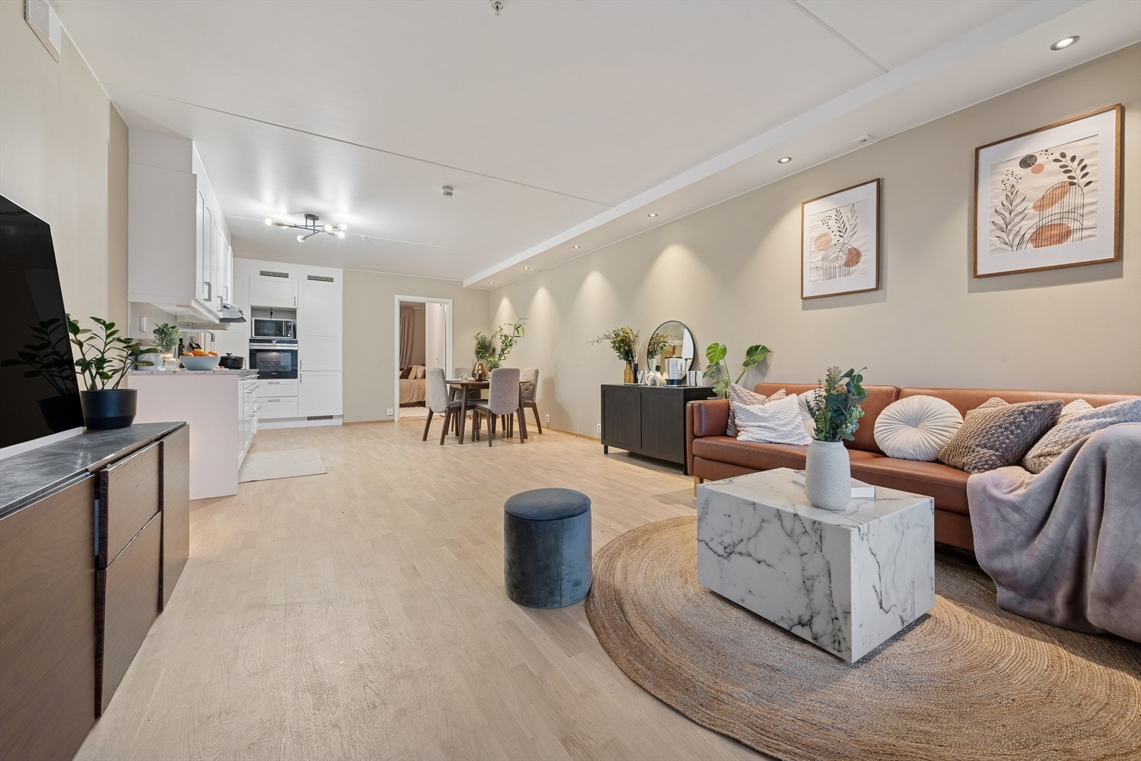 Moderne stue med stilrene detaljer. God takhøyde og naturlig lys gir en herlig romfølelse. Galleribilde