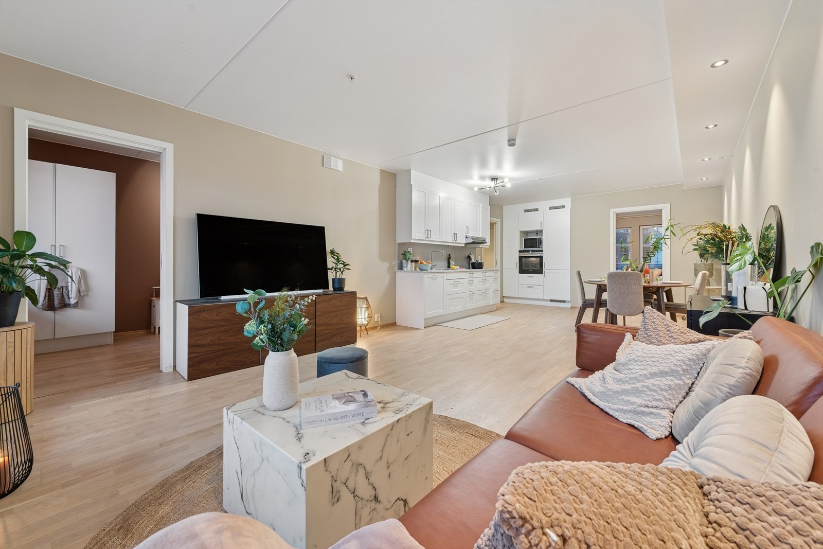 Åpen og innbydende stue med plass til både sofa og spisebord. Galleribilde