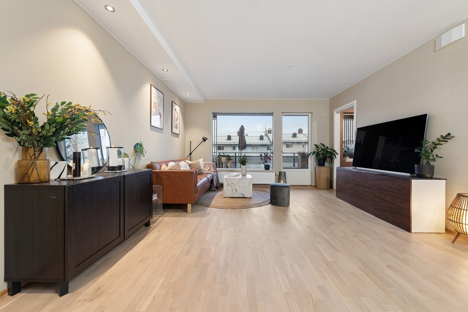 Spireaveien 6E er en fantastisk 3-romsleilighet + hybel (original 4-romsleilighet) i byggets andre etasje. Galleribilde