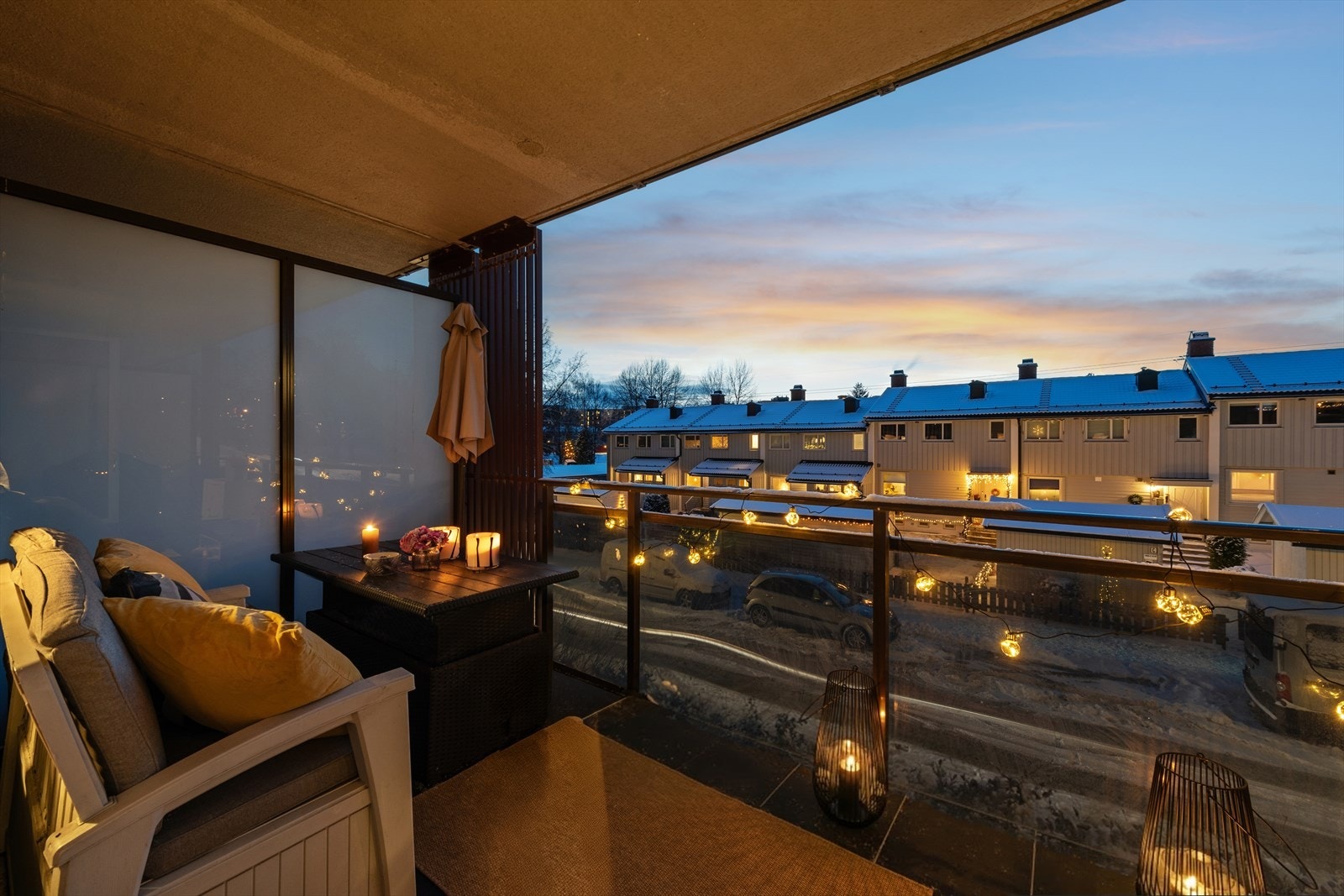 Fra stuen er det utgang til en stemningsfull balkong med utsikt over nærområdet. Galleribilde