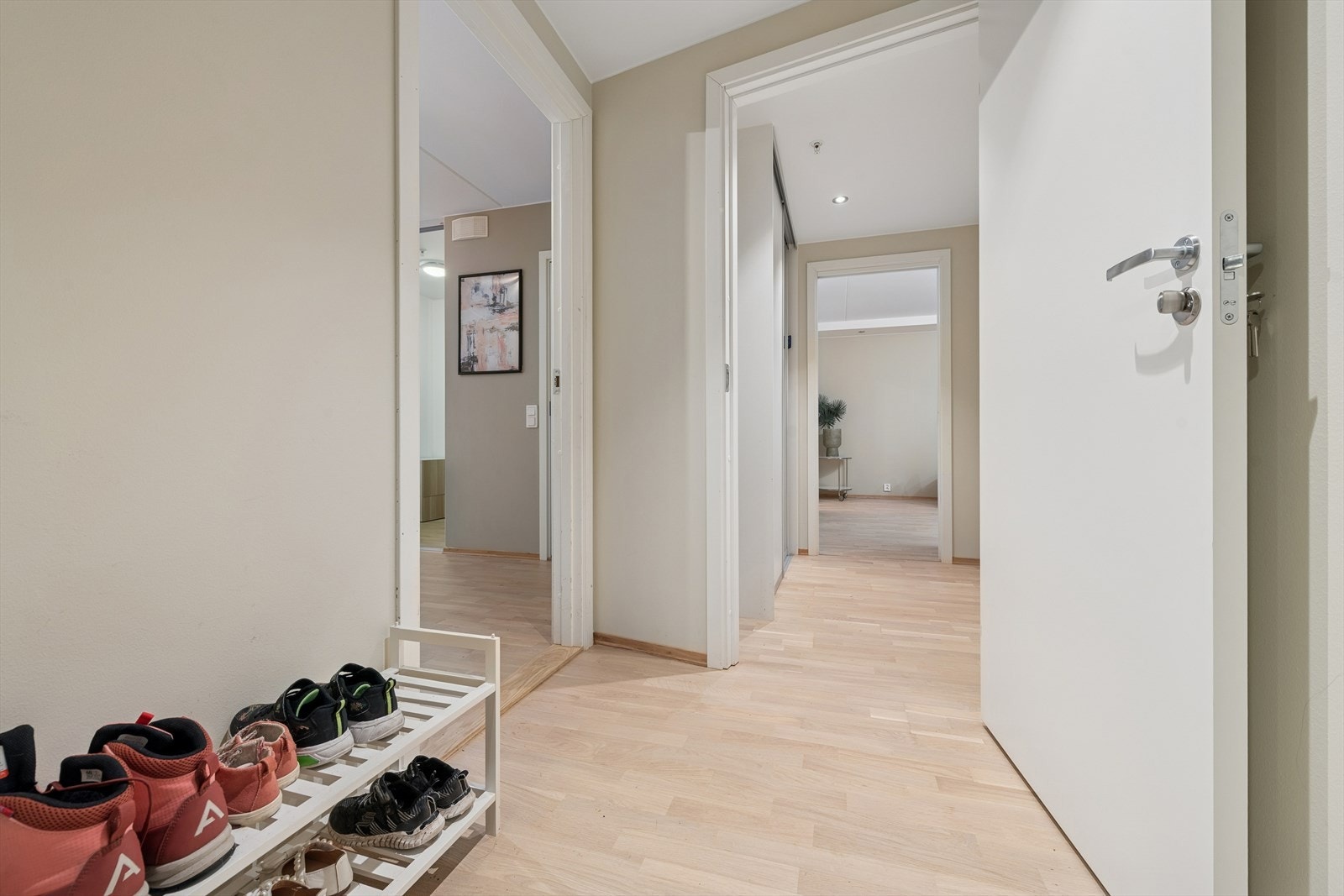 Felles gang med utleiedelen. Dersom man heller ønsker en fullverdig 4-romsleilighet er det muligheter å rive ned veggen i gangen. Galleribilde