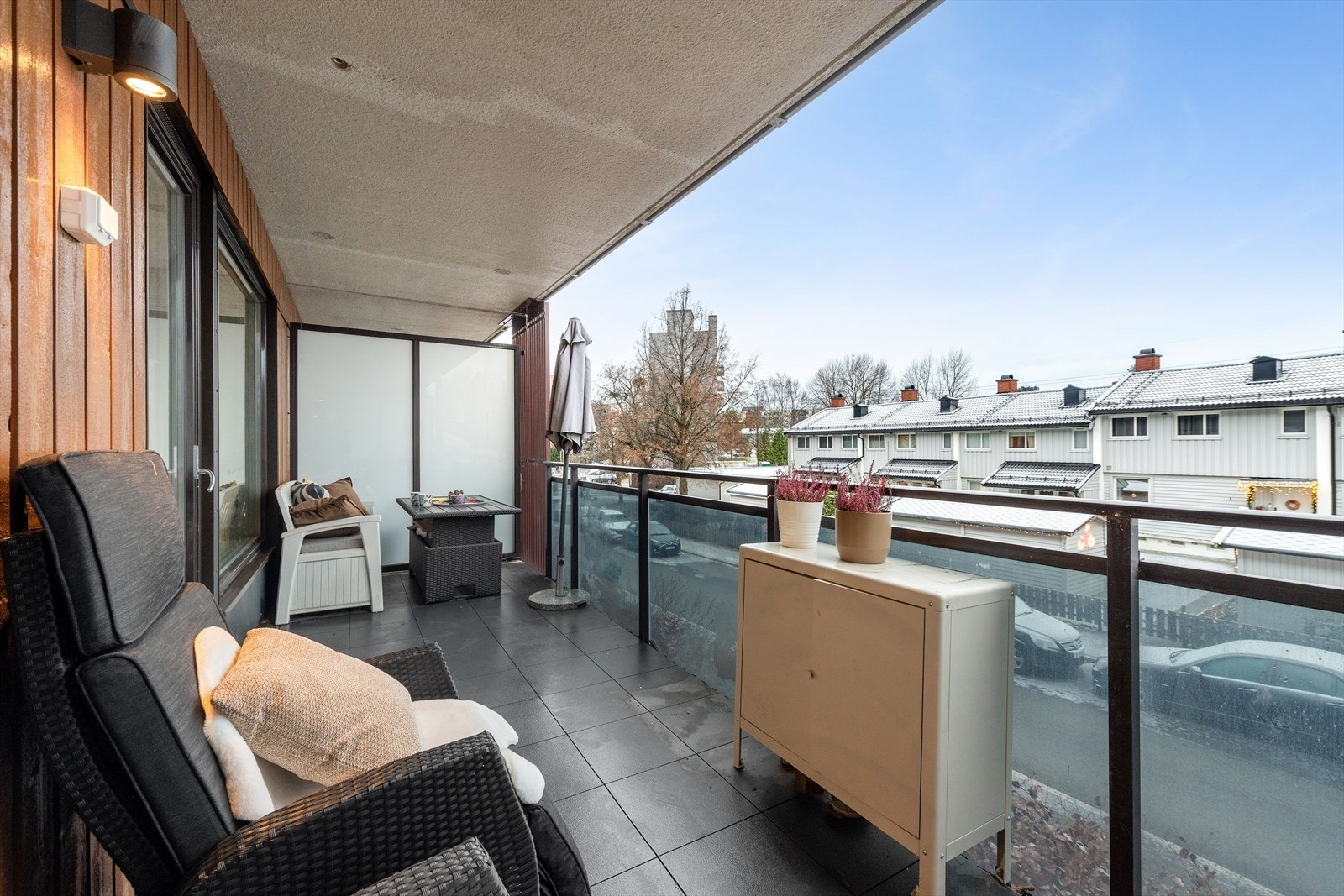 Lys og romslig balkong med god plass til utemøbler. Galleribilde