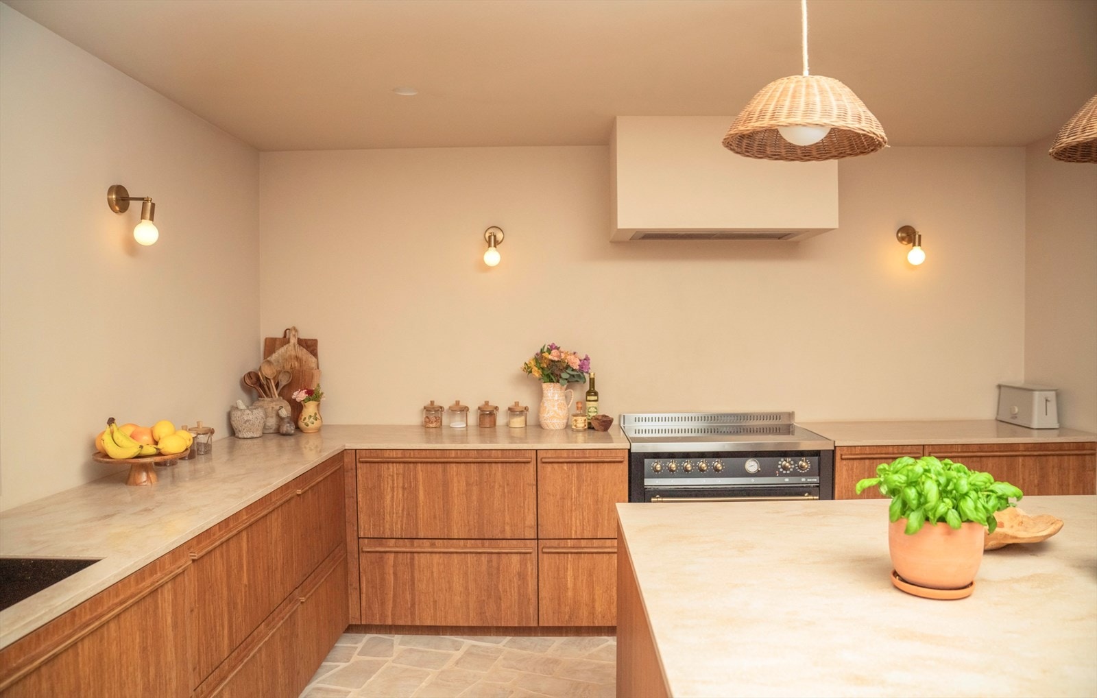 Kjøkkenet har spesialdesignede bambusfronter fra anerkjente Ask og Eng AS, samt en lekker benkeplate i Corian. Galleribilde