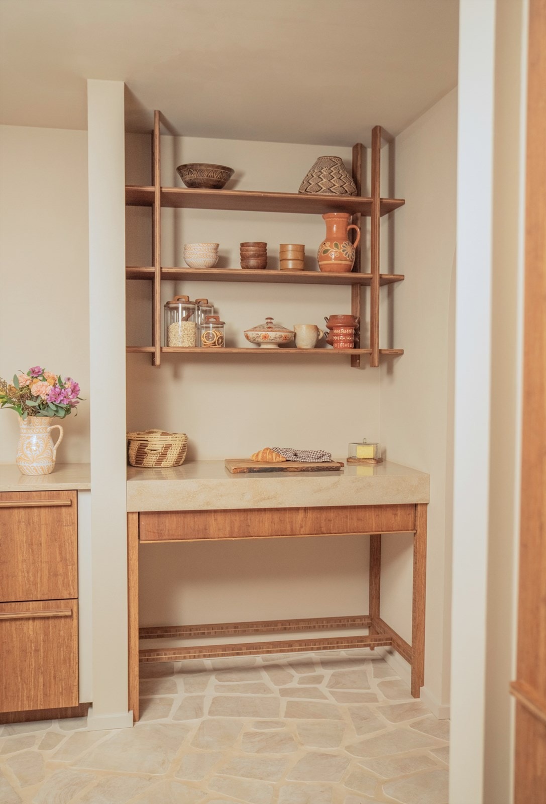 Stilren kjøkkennisje sørger for ekstra oppbevaringsplass. Galleribilde